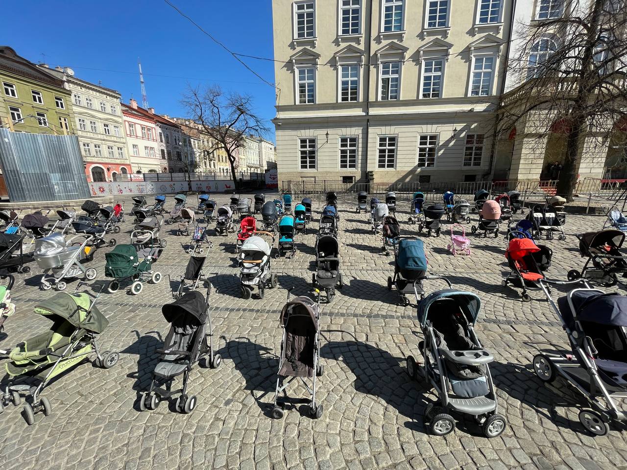Počast ubijenoj djeci u ruskim napadima: U Lavovu na trgu 109 dječijih kolica