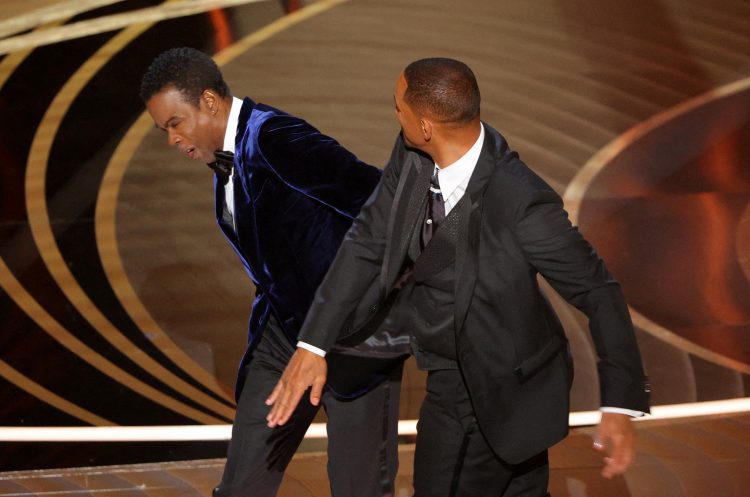 will smith chris rock 1648529622-2022-03-28T192036Z_1605851481_RC2OBT9RAJWF_RTRMADP_3_AWARDS-OSCARS-SMITH-750x497 (1)