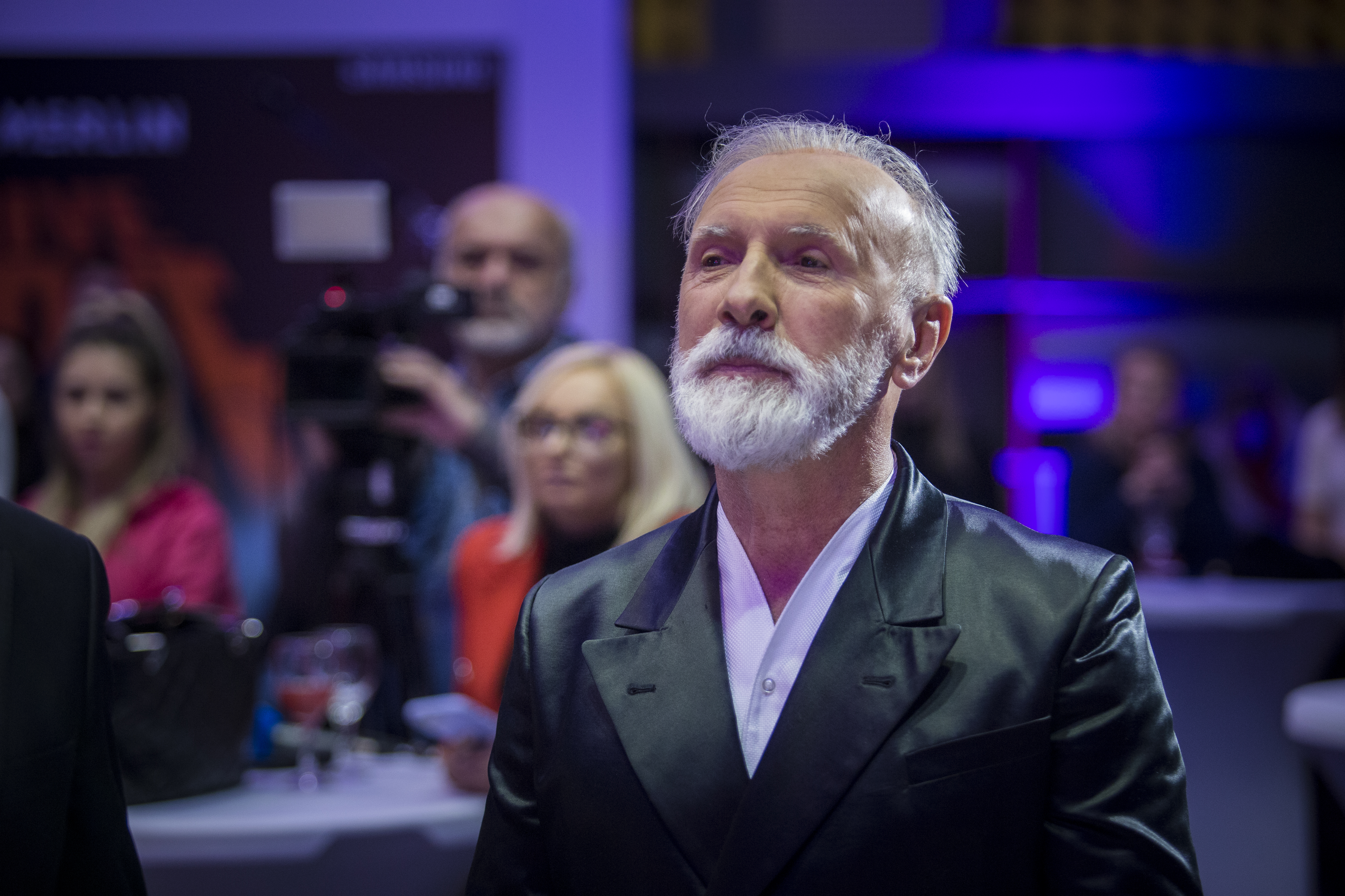 Dino Merlin predstavio spot i novu pjesmu "Krive karte"