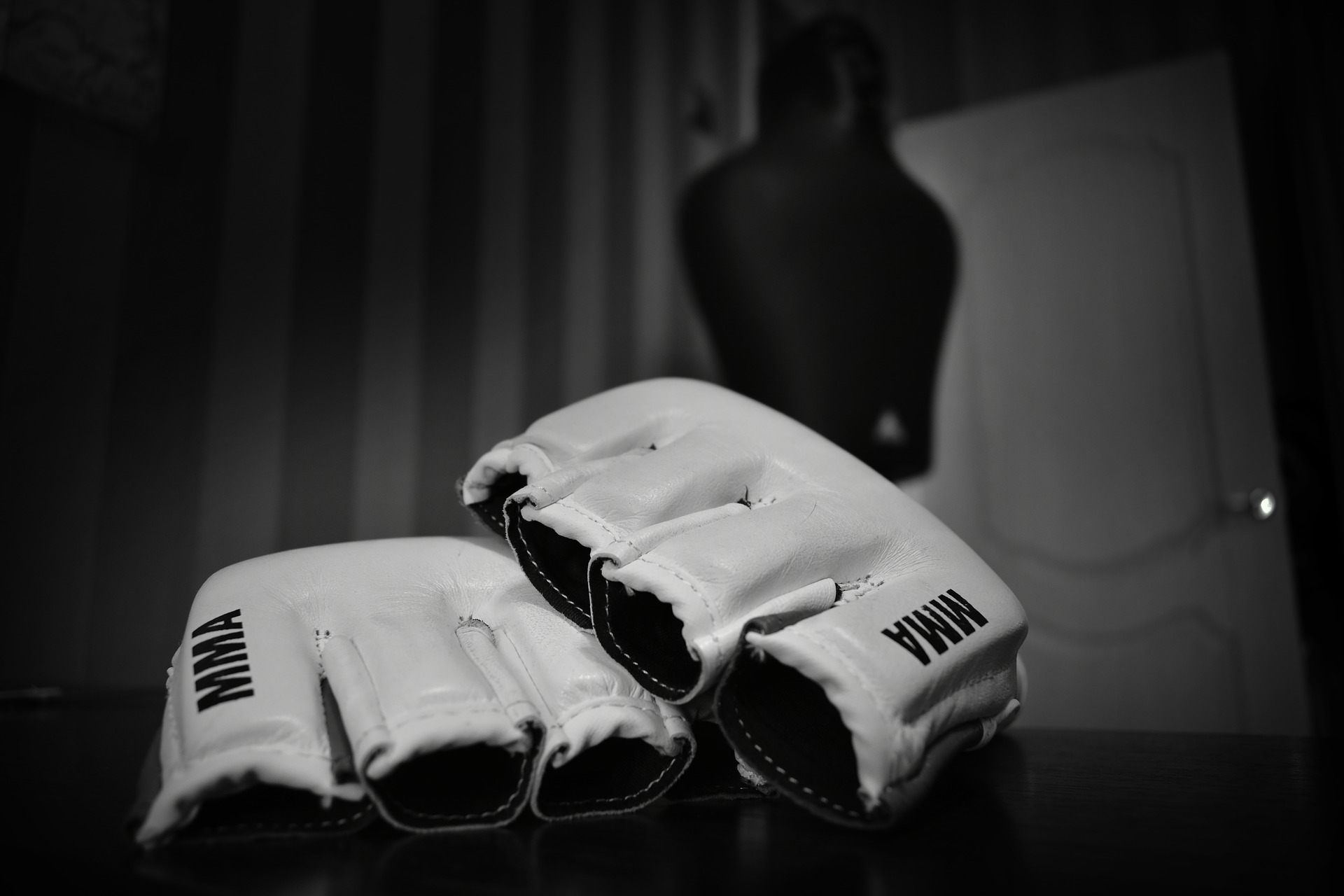 gloves-g6709b99b6_1920