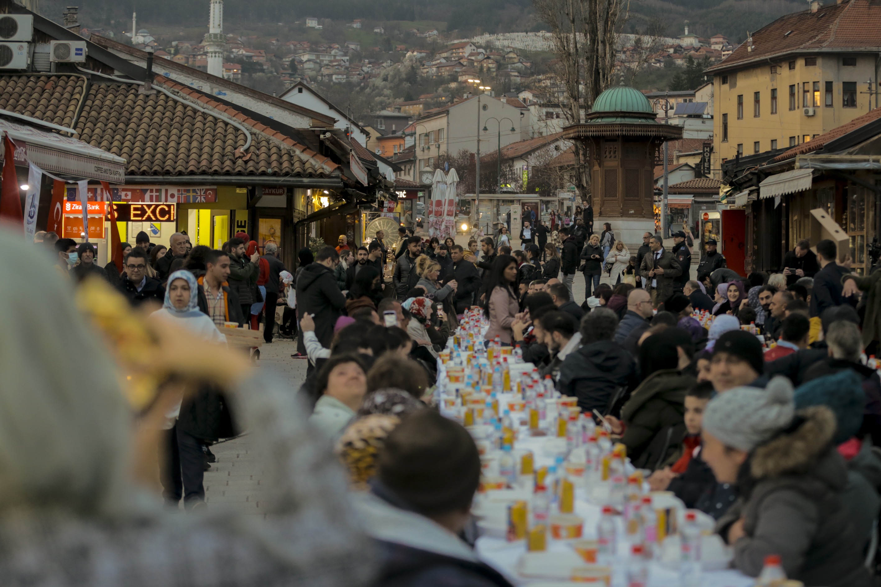 Jačanje bratskih odnosa BiH i Turkiye: U Sarajevu organiziran iftar na otvorenom