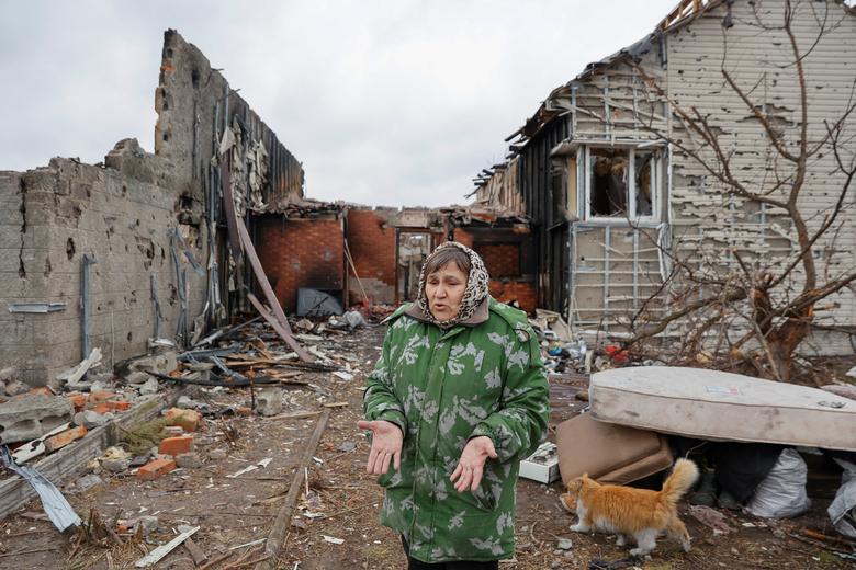 Marija pored svoje kuće uništene teškim granatiranjem i vazdušnim napadima u Černihivu, Ukrajina, 6. aprila 2022. REUTERS/Serhii Nuzhnenko