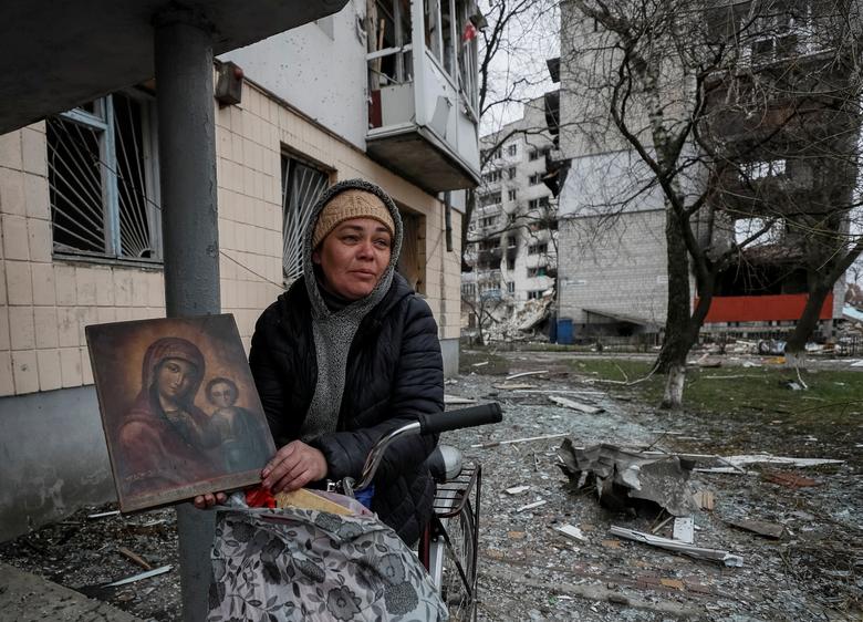 Olga drži ikonu koju je uzela iz svog uništenog stana u Borodjanki u Kijevskoj oblasti, Ukrajina, 5. aprila 2022. REUTERS/Gleb Garanich