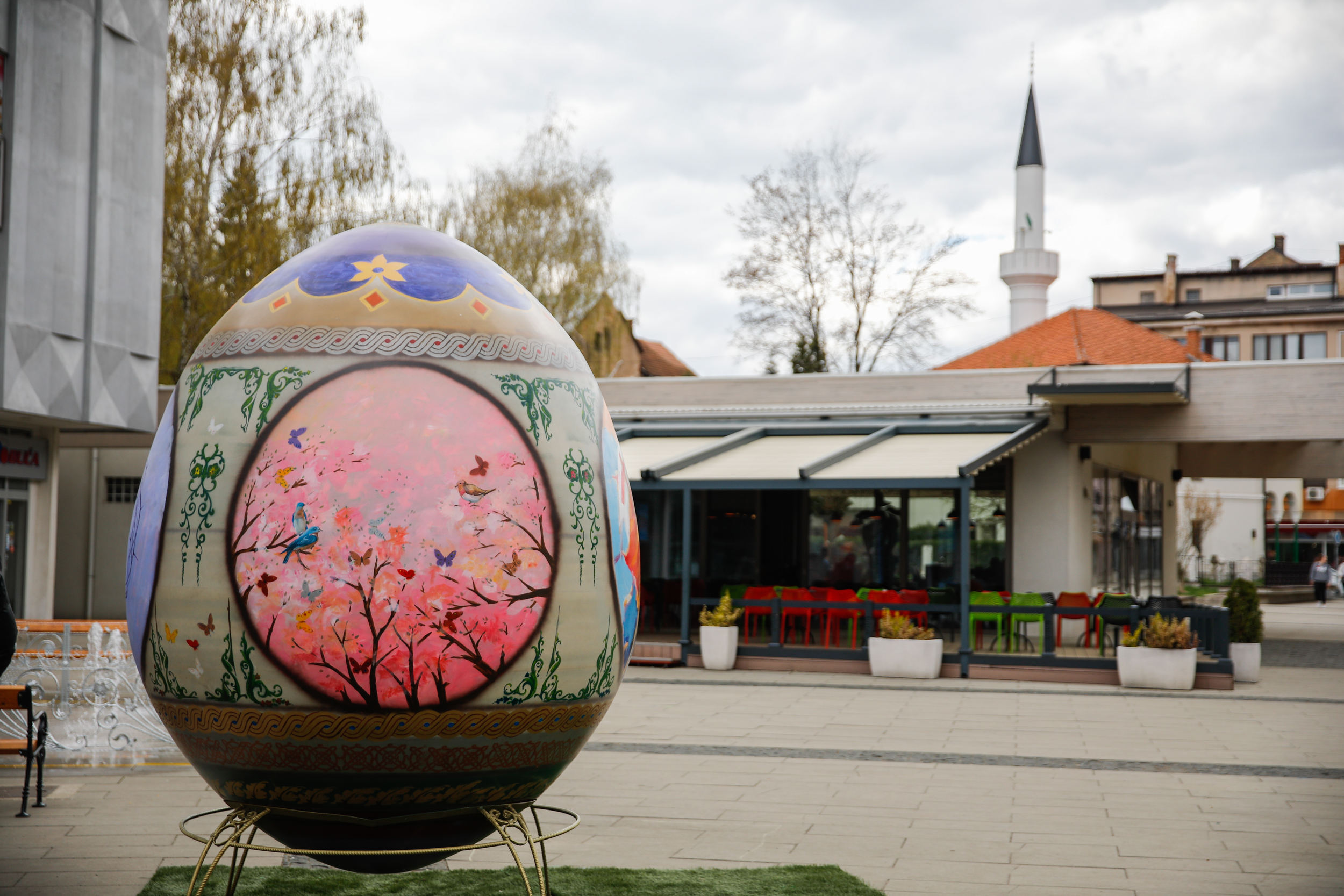 BiH: U Travniku postavljeno uskršnje jaje visoko 2,6 metara
