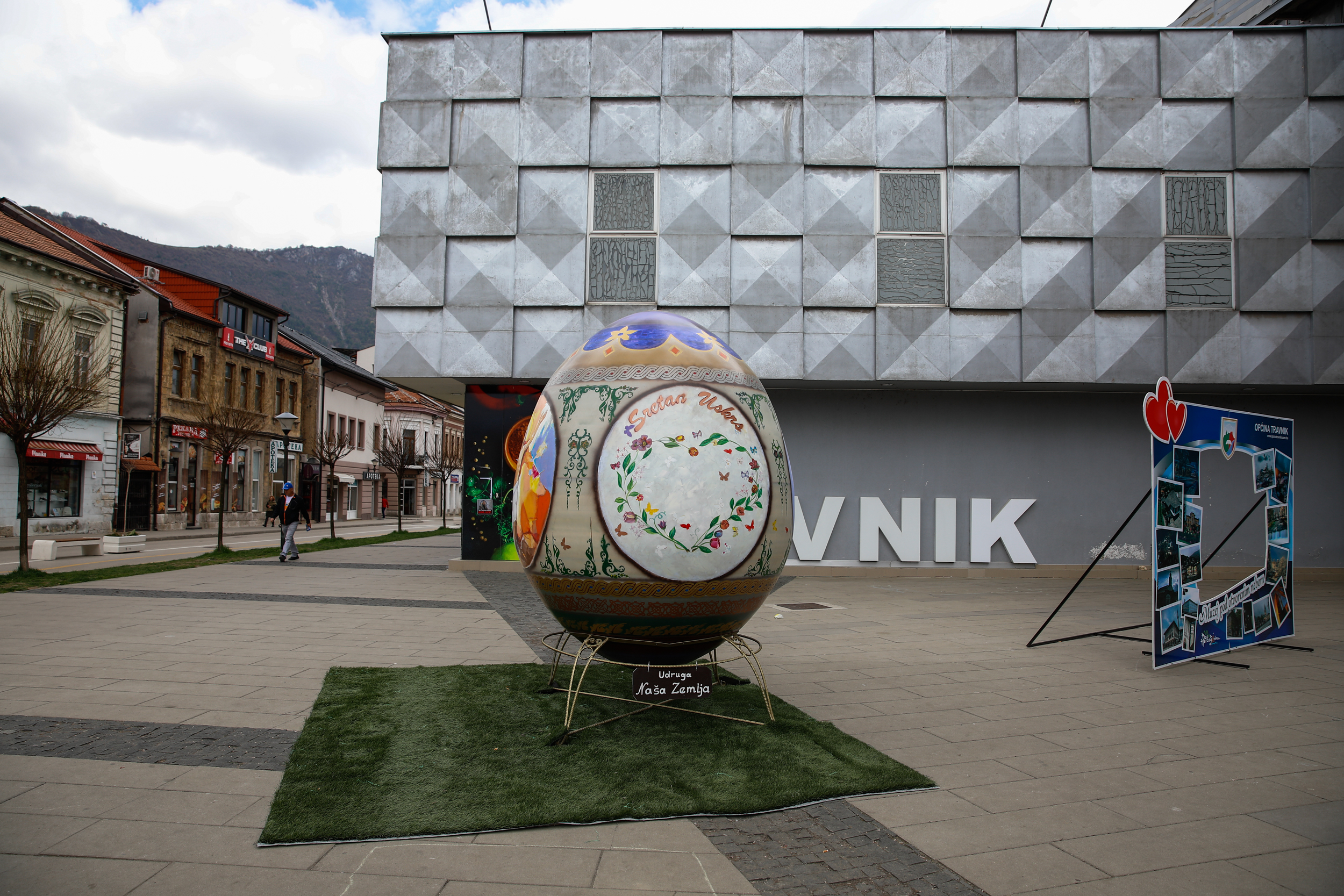 BiH: U Travniku postavljeno uskršnje jaje visoko 2,6 metara