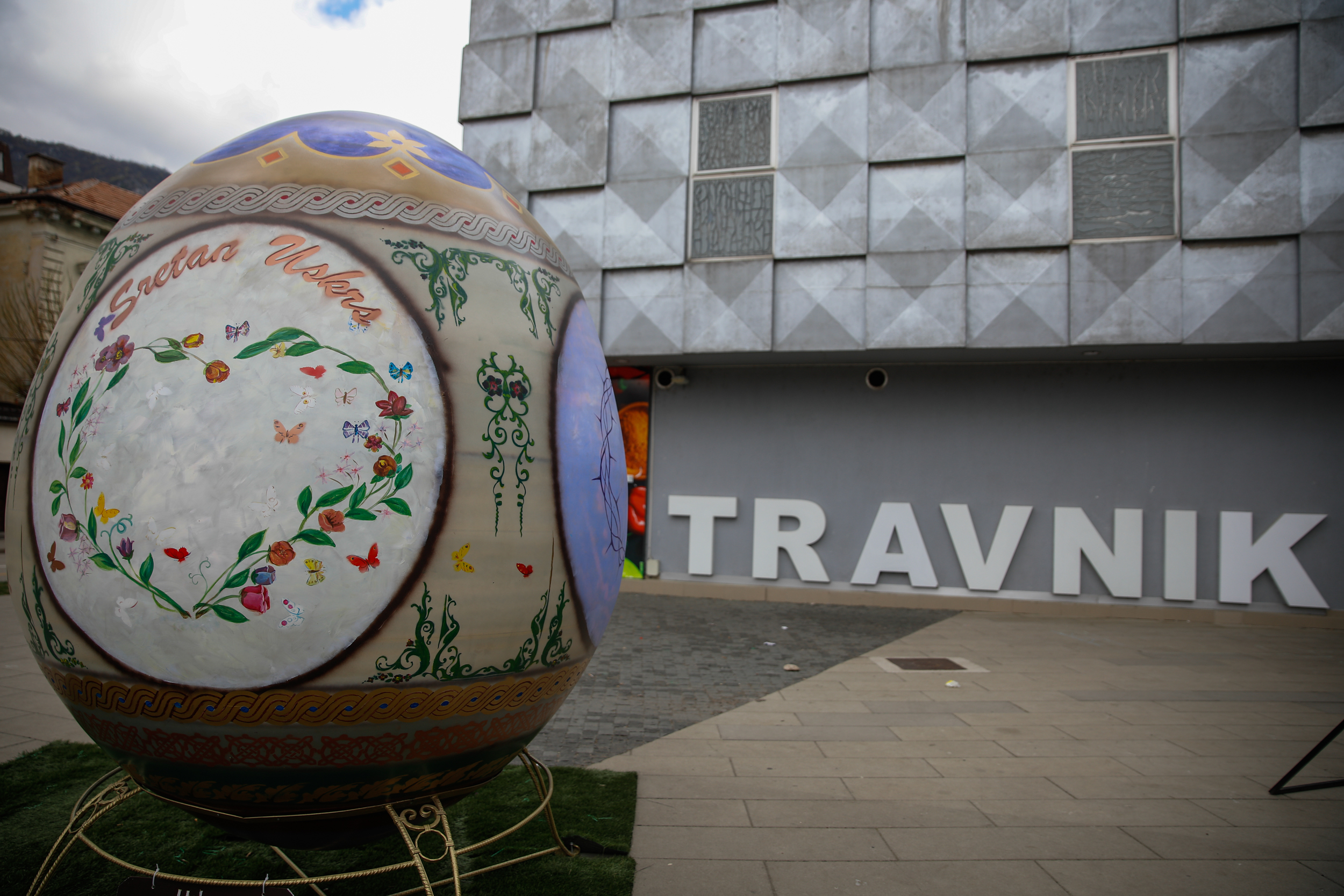 BiH: U Travniku postavljeno uskršnje jaje visoko 2,6 metara