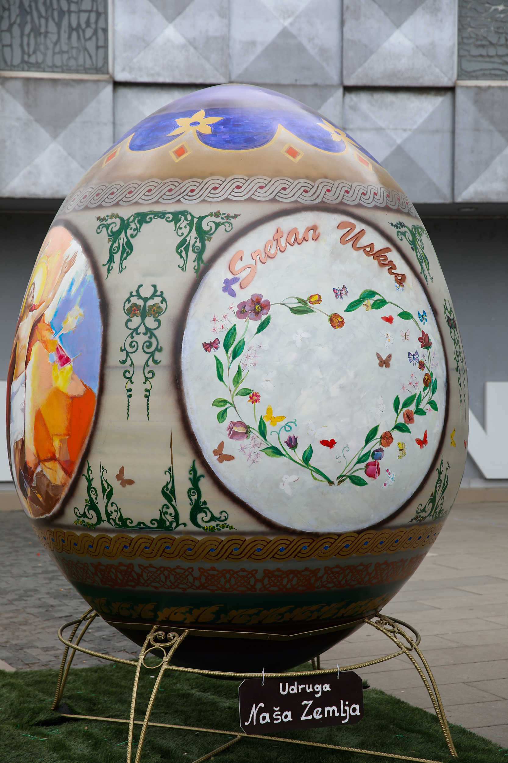 BiH: U Travniku postavljeno uskršnje jaje visoko 2,6 metara