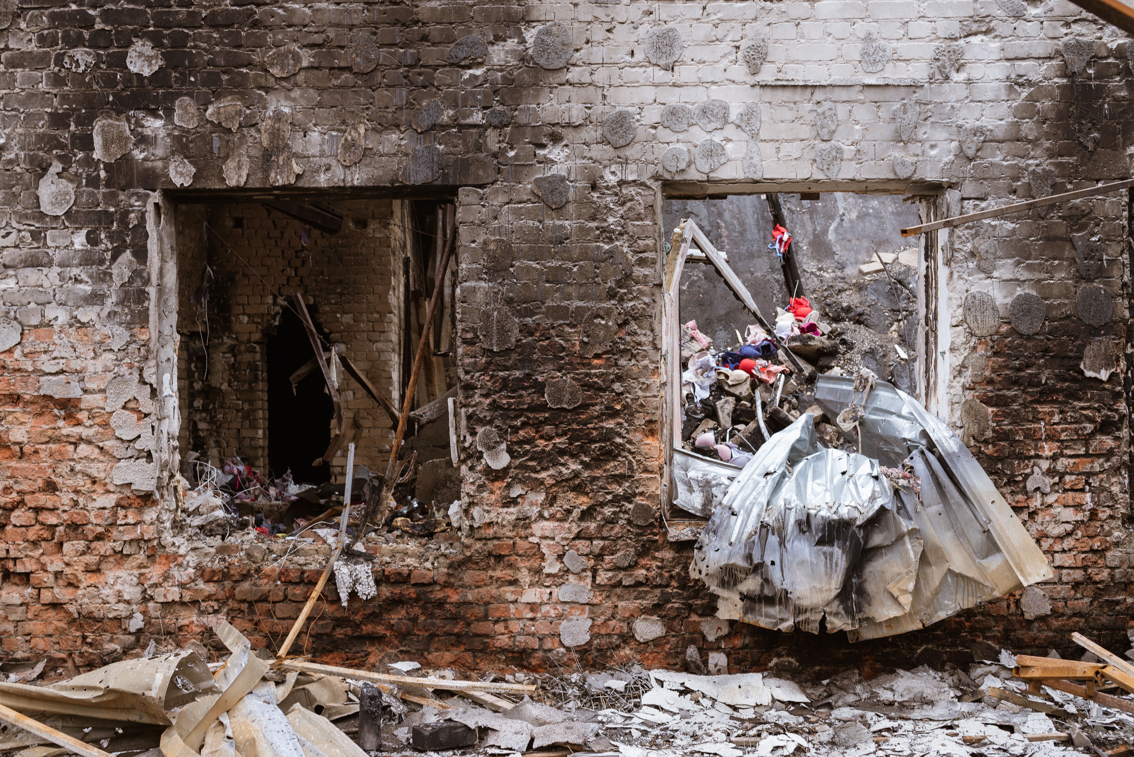 Ukrajina: Ekipe za traganje za nestalim i spašavanje čiste ruševine u Černjihivu