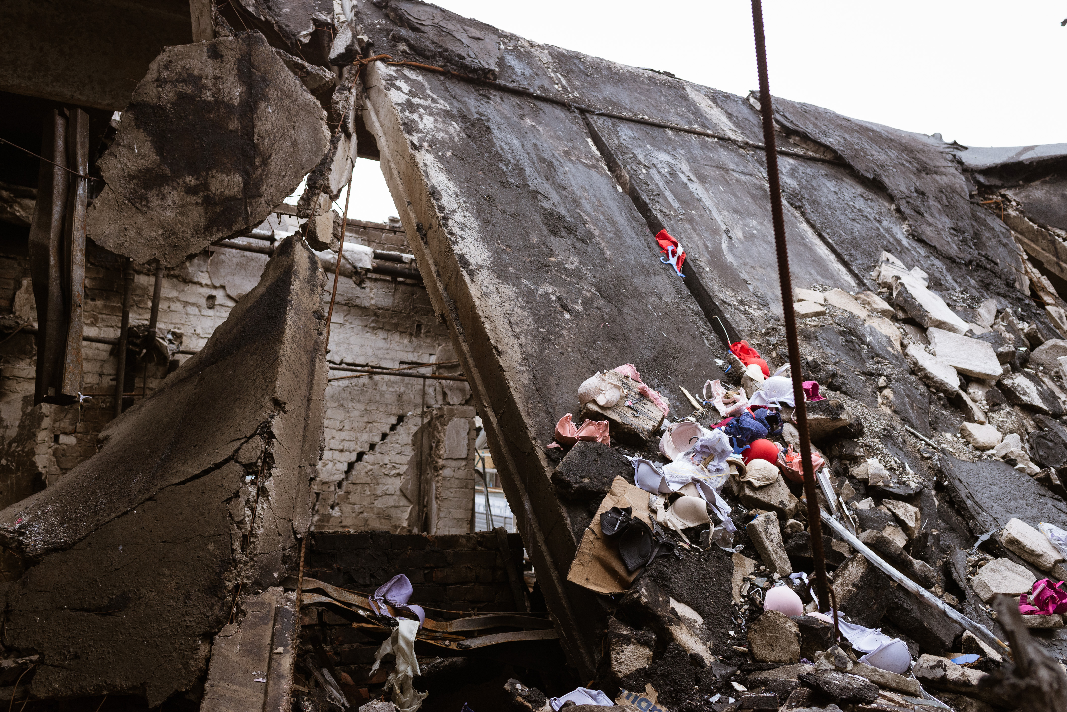 Ukrajina: Ekipe za traganje za nestalim i spašavanje čiste ruševine u Černjihivu