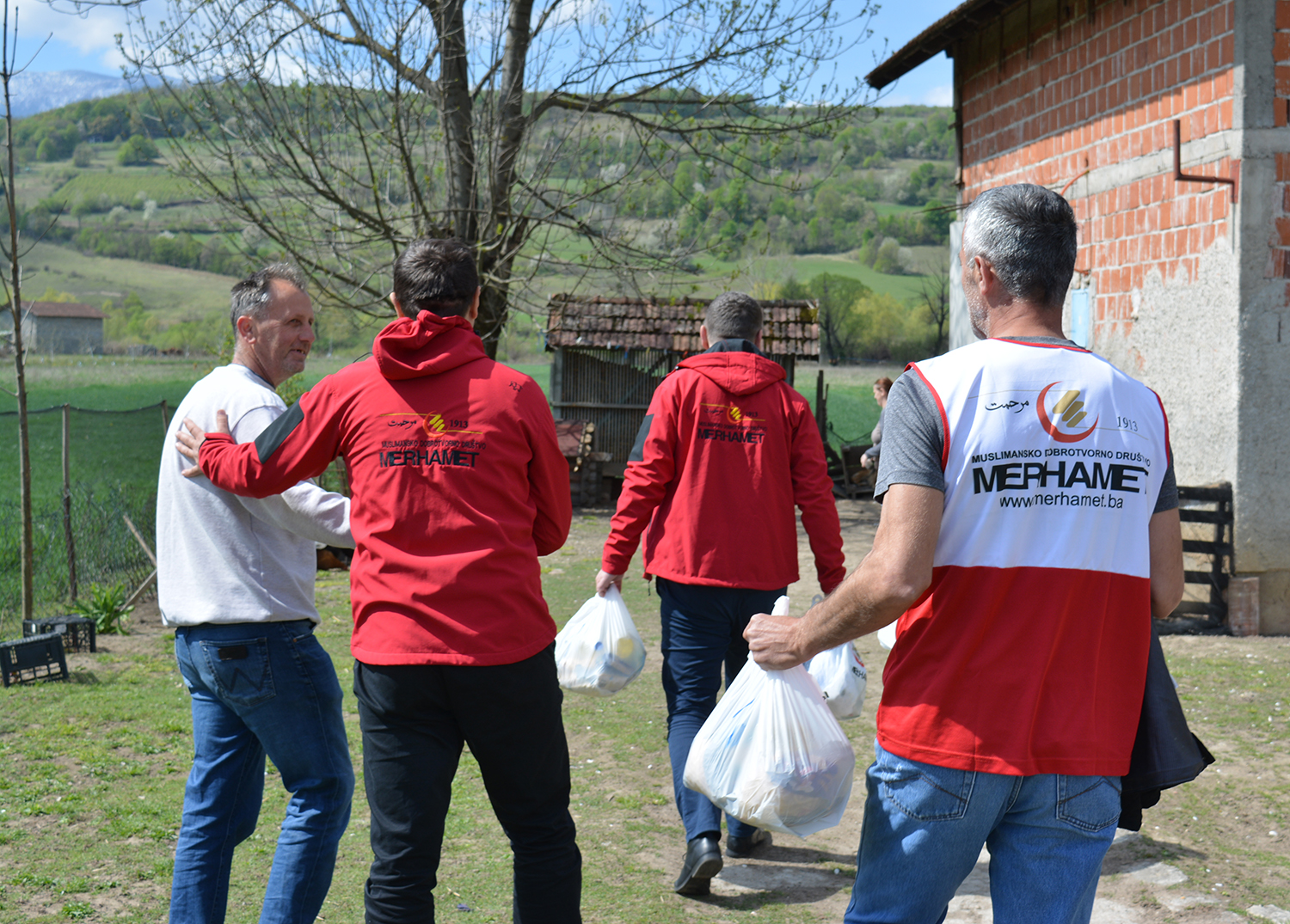 BiH: "Merhamet" povodom Uskrsa podijelio pakete katoličkim porodicama
