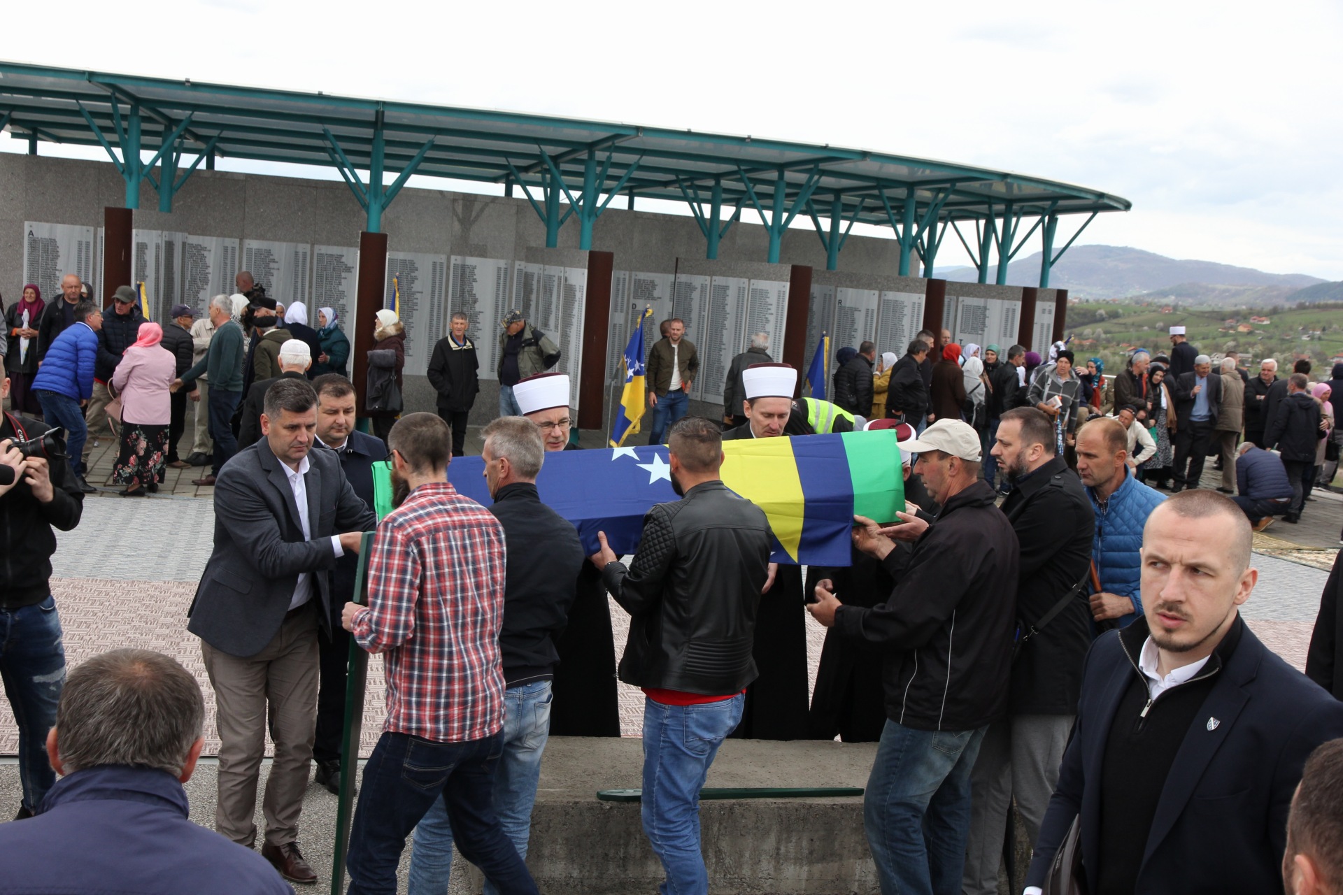 Vlasenica: Klanjana dženaza Ismetu Dediću kojem je ubijena kompletna porodica