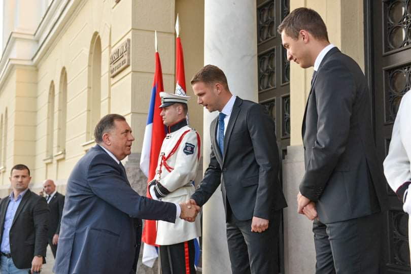 thumbnail_received_4846706822124303