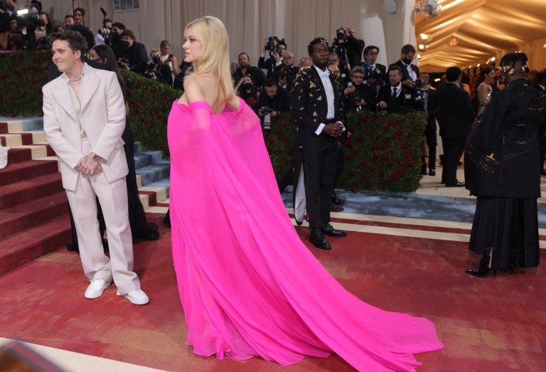 1651573702-2022-05-03T031852Z_219962368_HP1EI53097DDS_RTRMADP_3_FASHION-MET-GALA-768x523