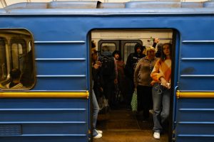 1651986938-1651935939-AA-20220507-27789091-27789084-KIJEVSKI_METRO_PONOVO_PREVOZI_PUTNIKE_MAKSIMALNIM_KAPACITETOM-1024x683-300x200.jpg