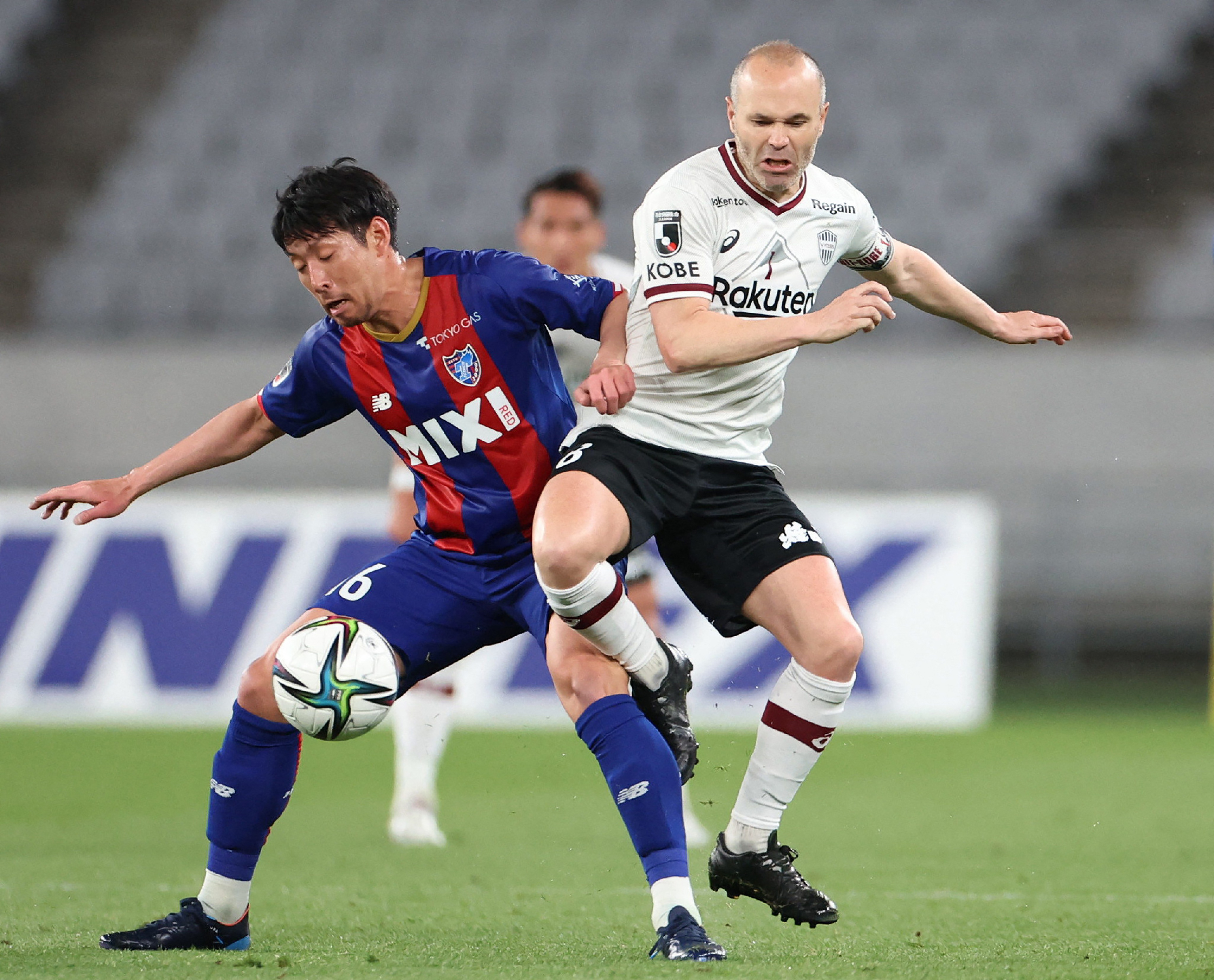 FBL-ASIA-JPN-VISSEL-INIESTA