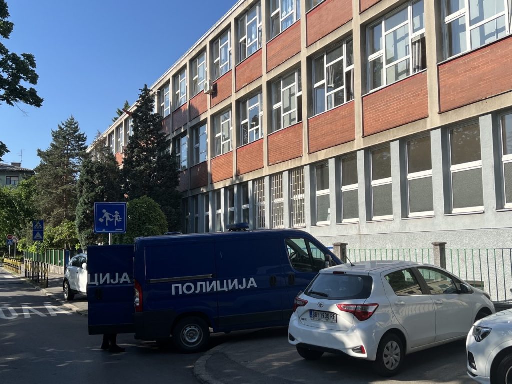 1652683815-skola-dojava-policija-1024x768