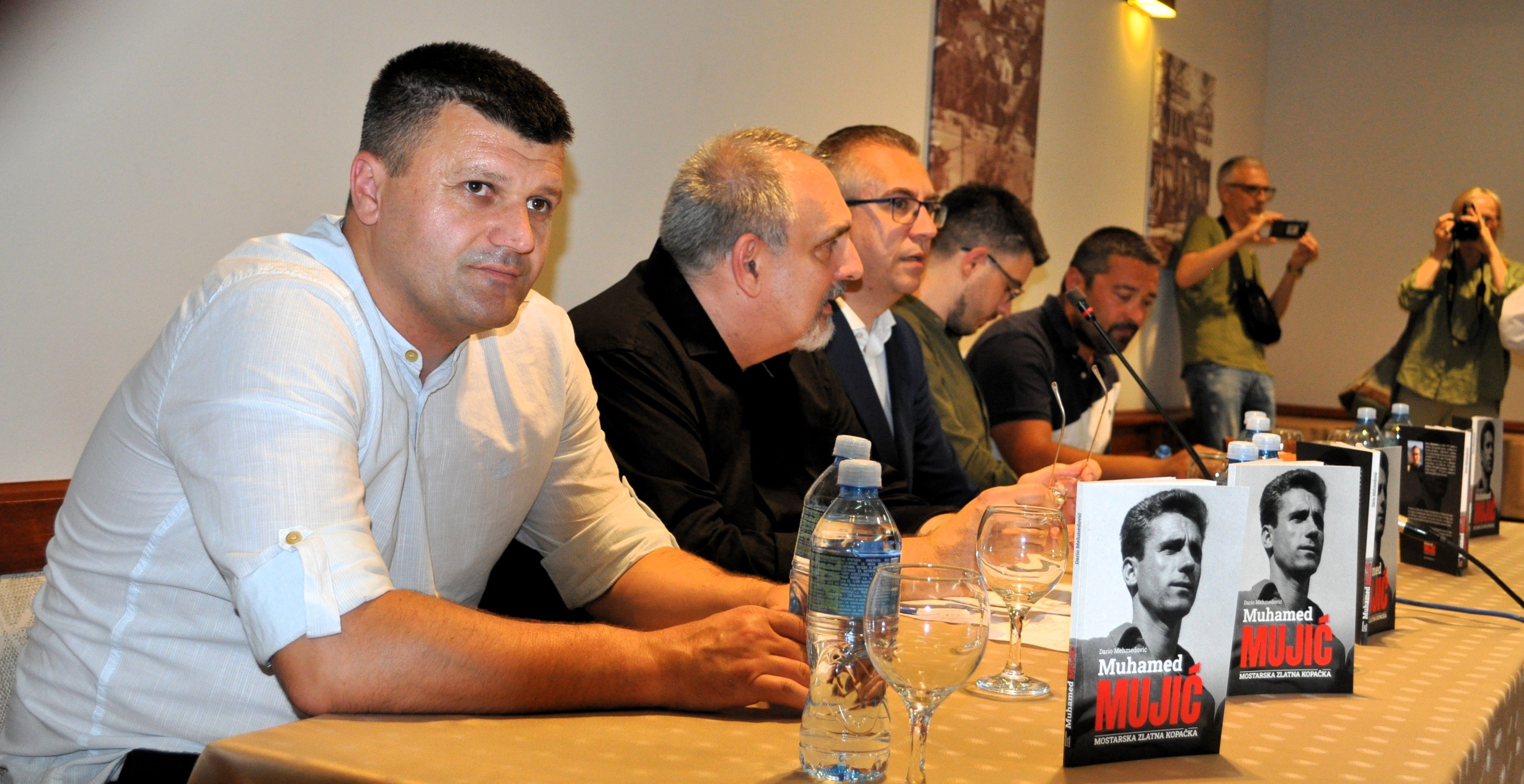 Dario Mehmedović predstavio knjigu 'Muhamed Mujić - Mostarska zlatna kopačka'