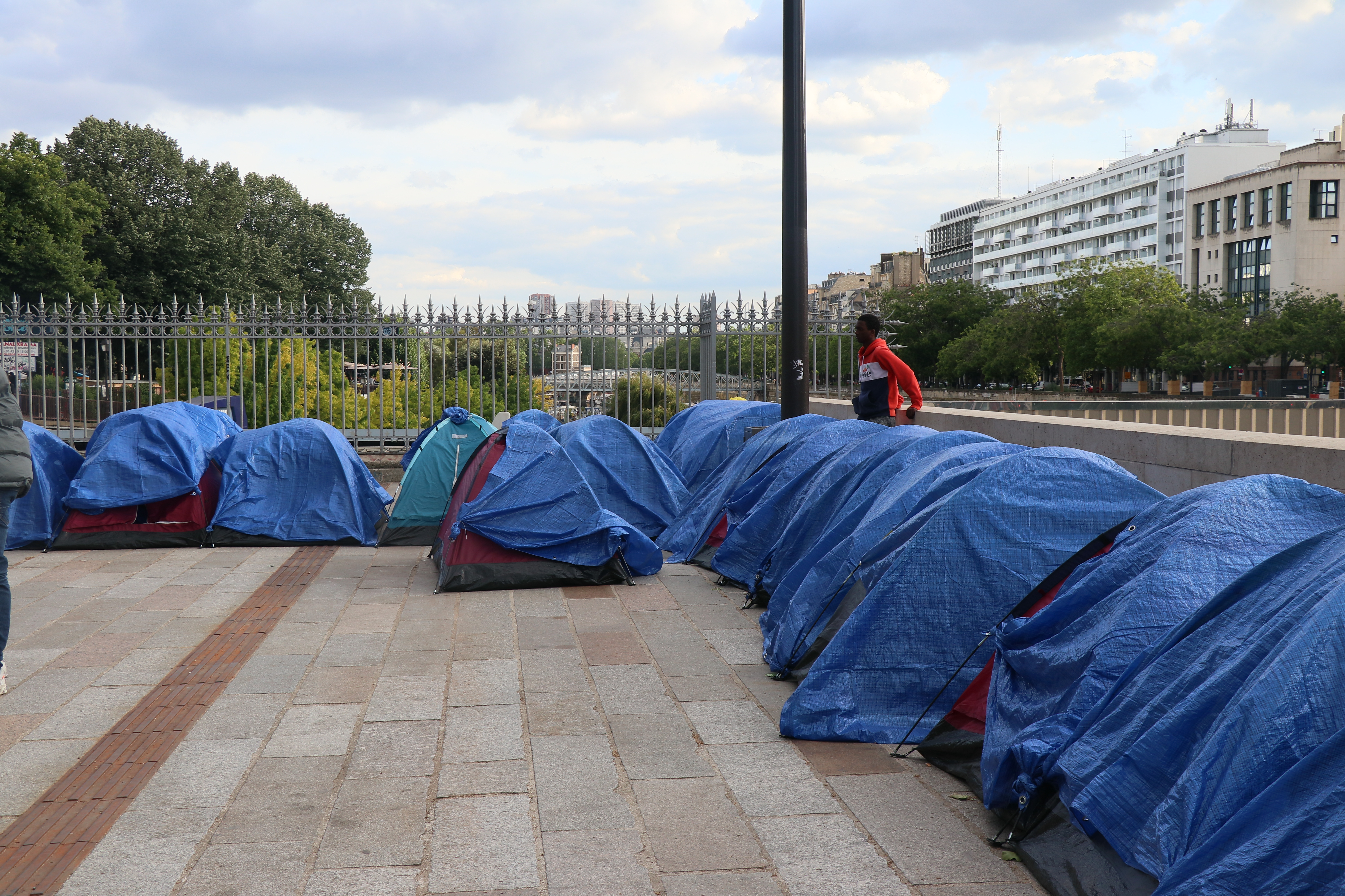 Djeca migranti postavili kamp u Parizu: Zahtijevaju smještaj i prava na socijalnu pomoć i obrazovanje
