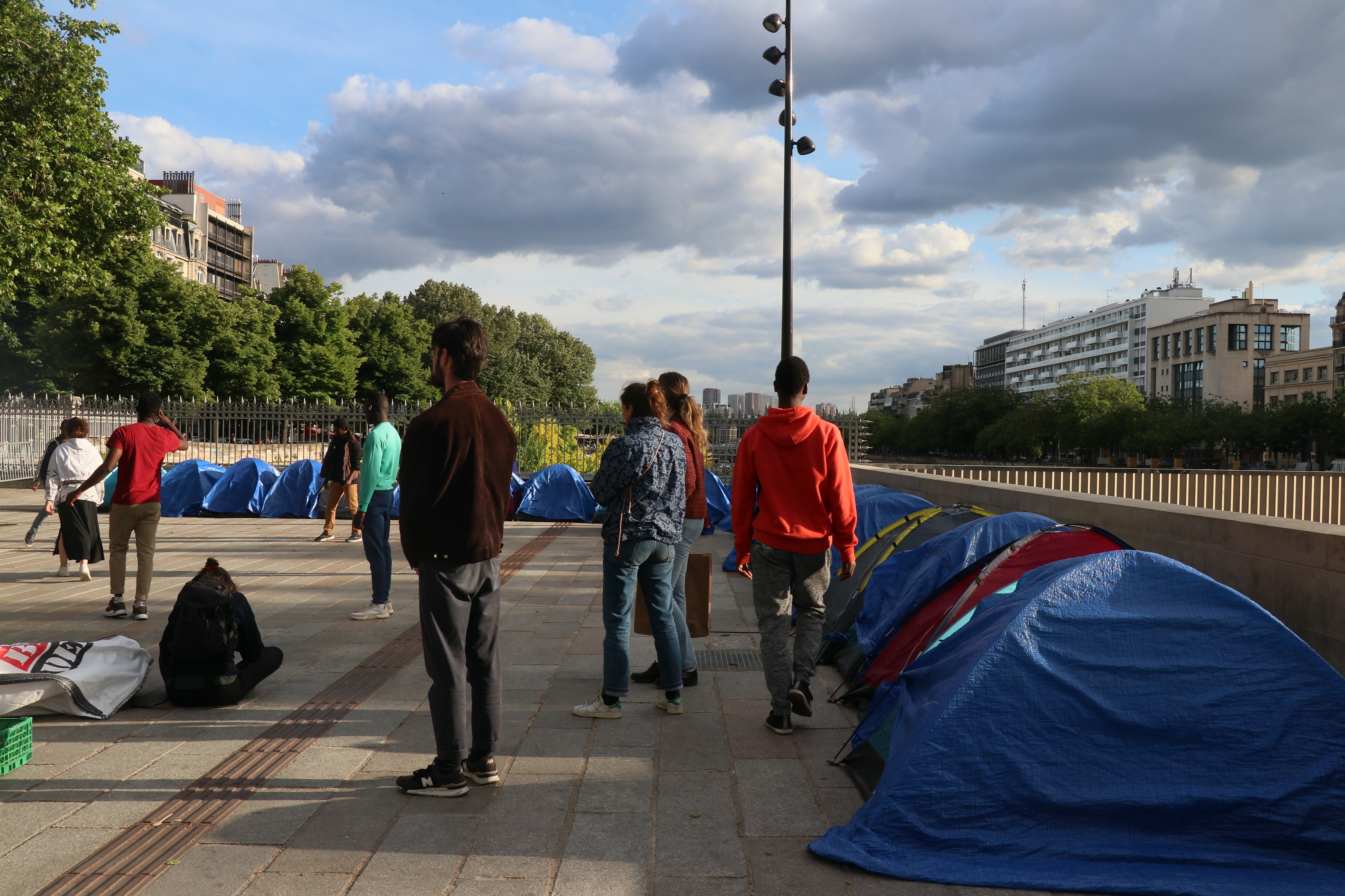 Djeca migranti postavili kamp u Parizu: Zahtijevaju smještaj i prava na socijalnu pomoć i obrazovanje