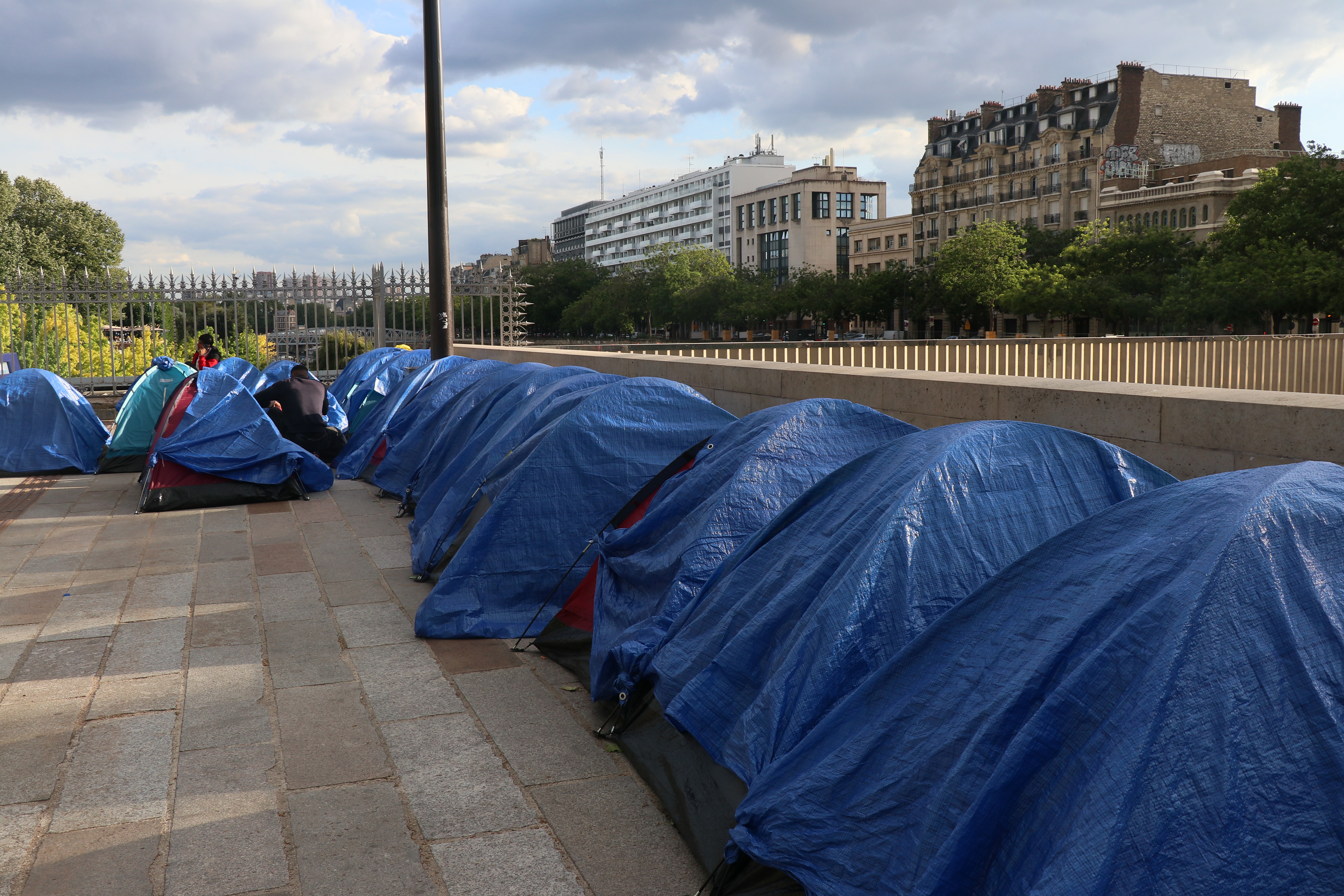 Djeca migranti postavili kamp u Parizu: Zahtijevaju smještaj i prava na socijalnu pomoć i obrazovanje