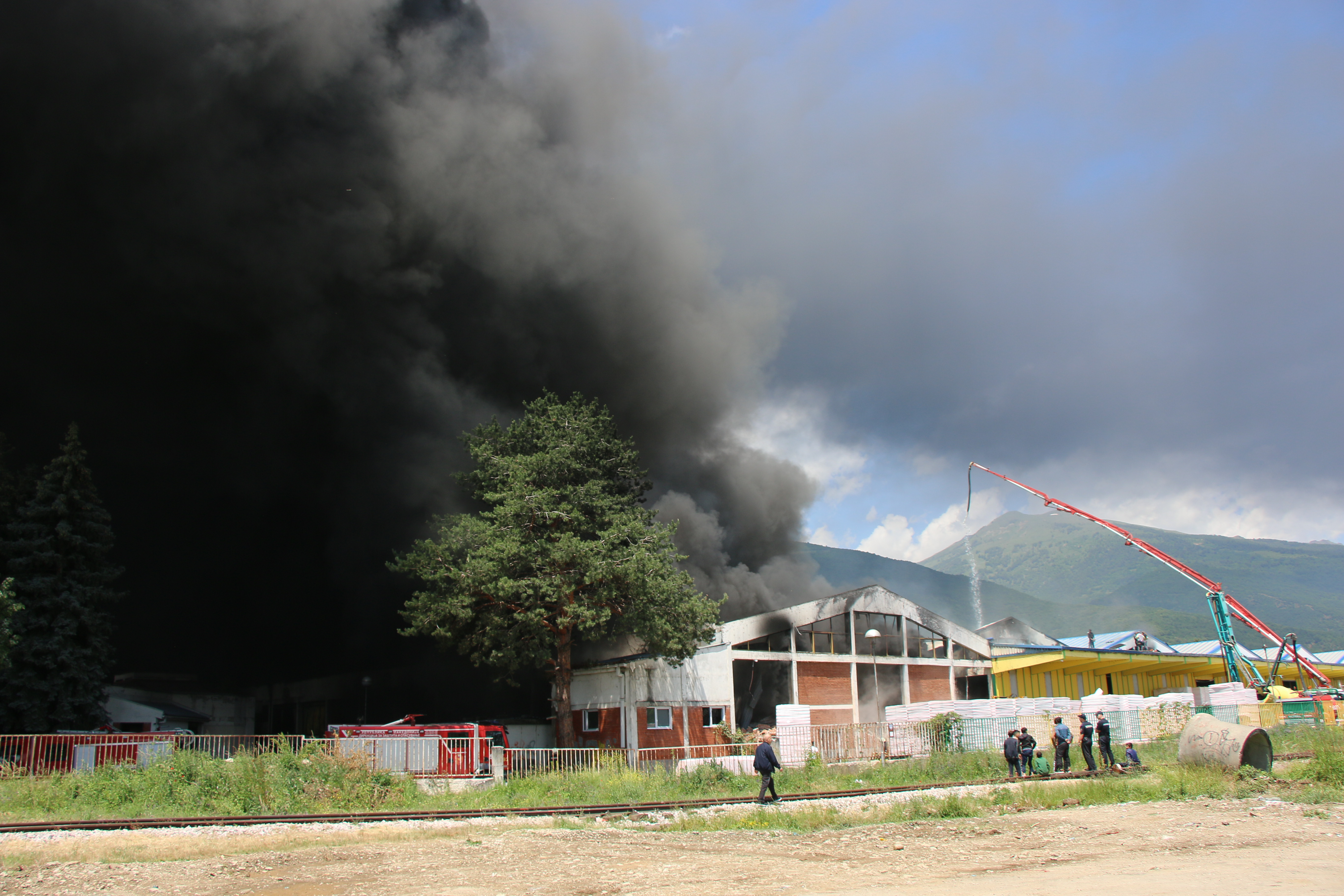 Sjeverna Makedonija: Veliki požar u bivšoj fabrici u Tetovu