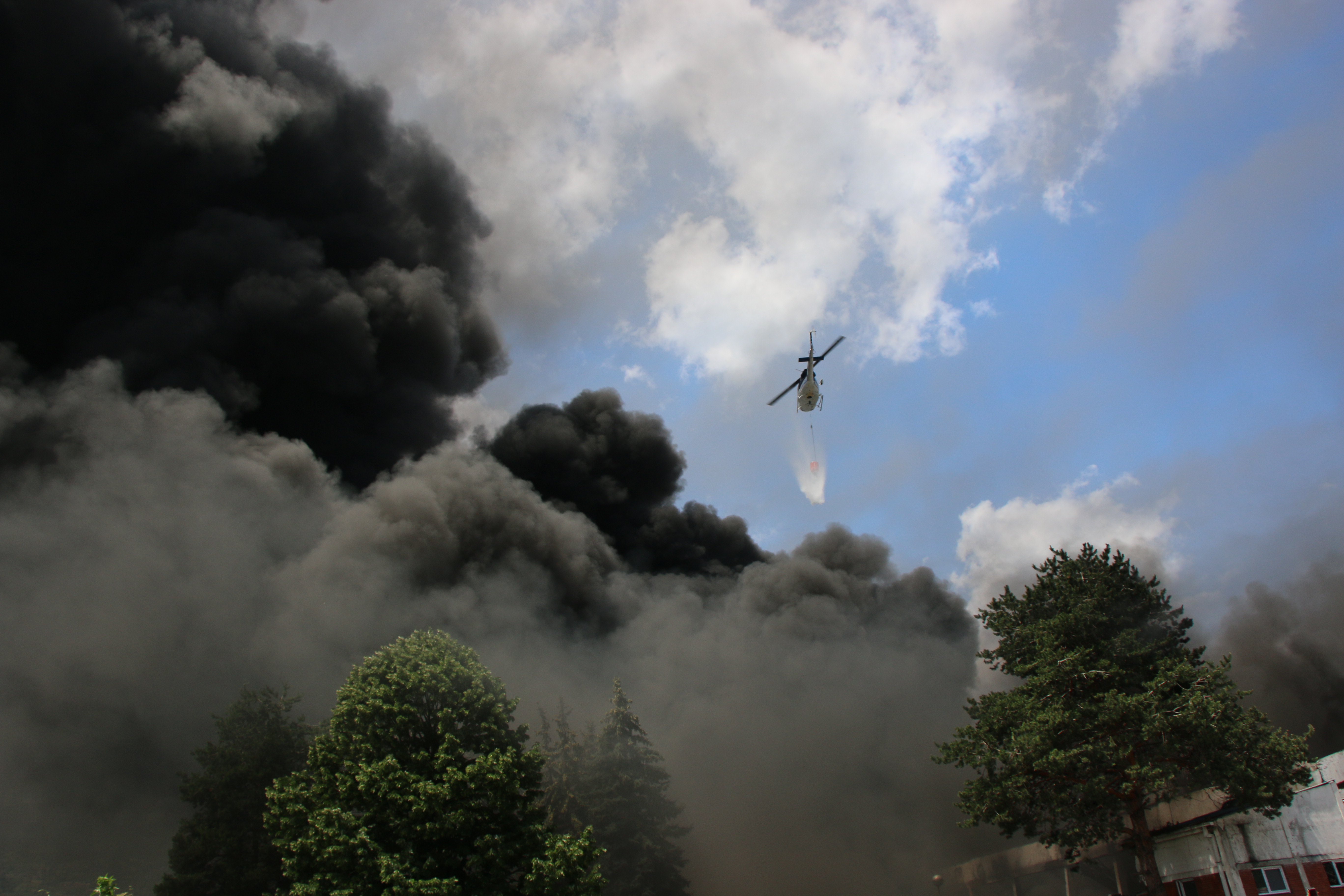 Sjeverna Makedonija: Veliki požar u bivšoj fabrici u Tetovu