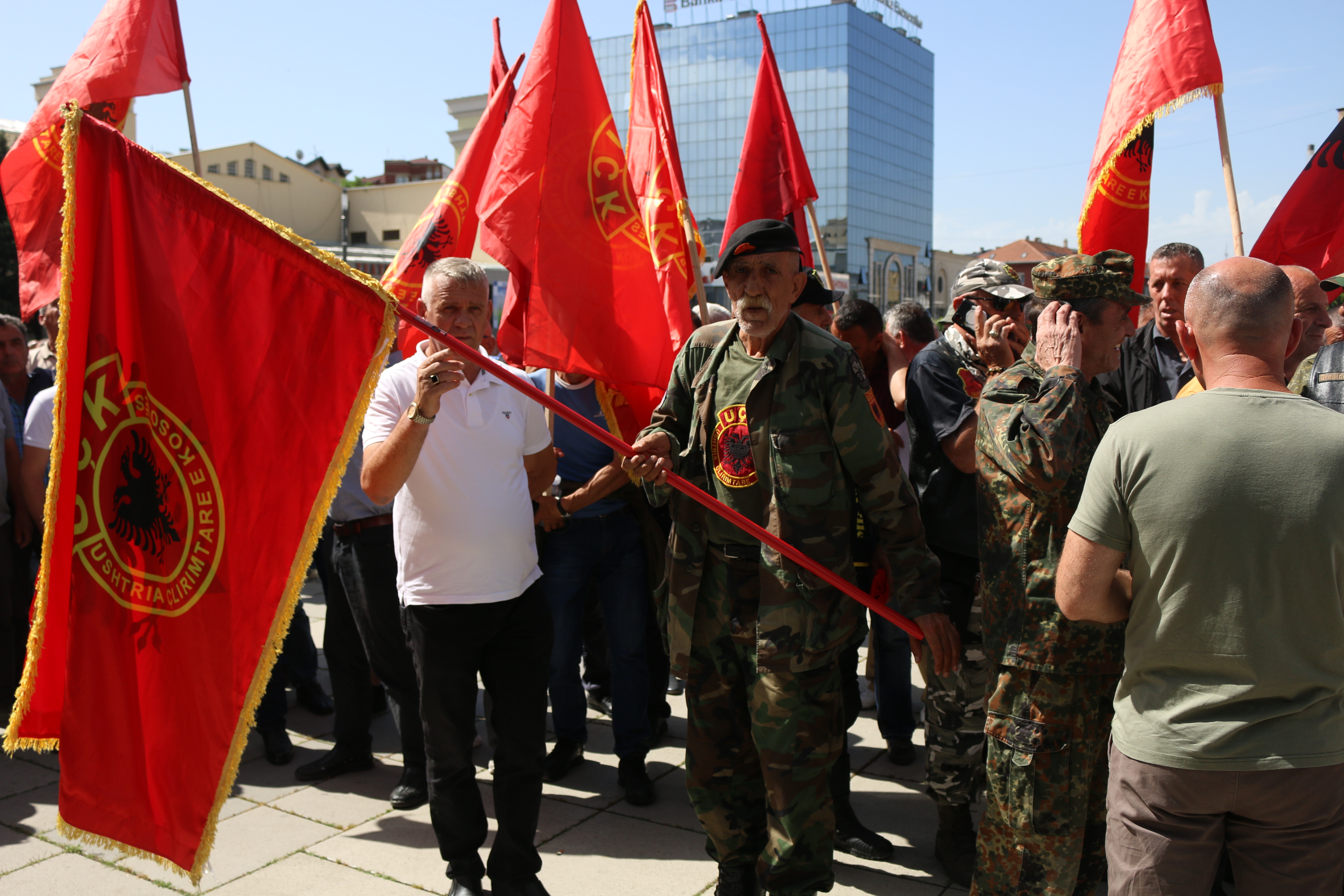 Priština: Veterani OVK-a probili ogradu i ušli u dvorište Skupštine Kosova