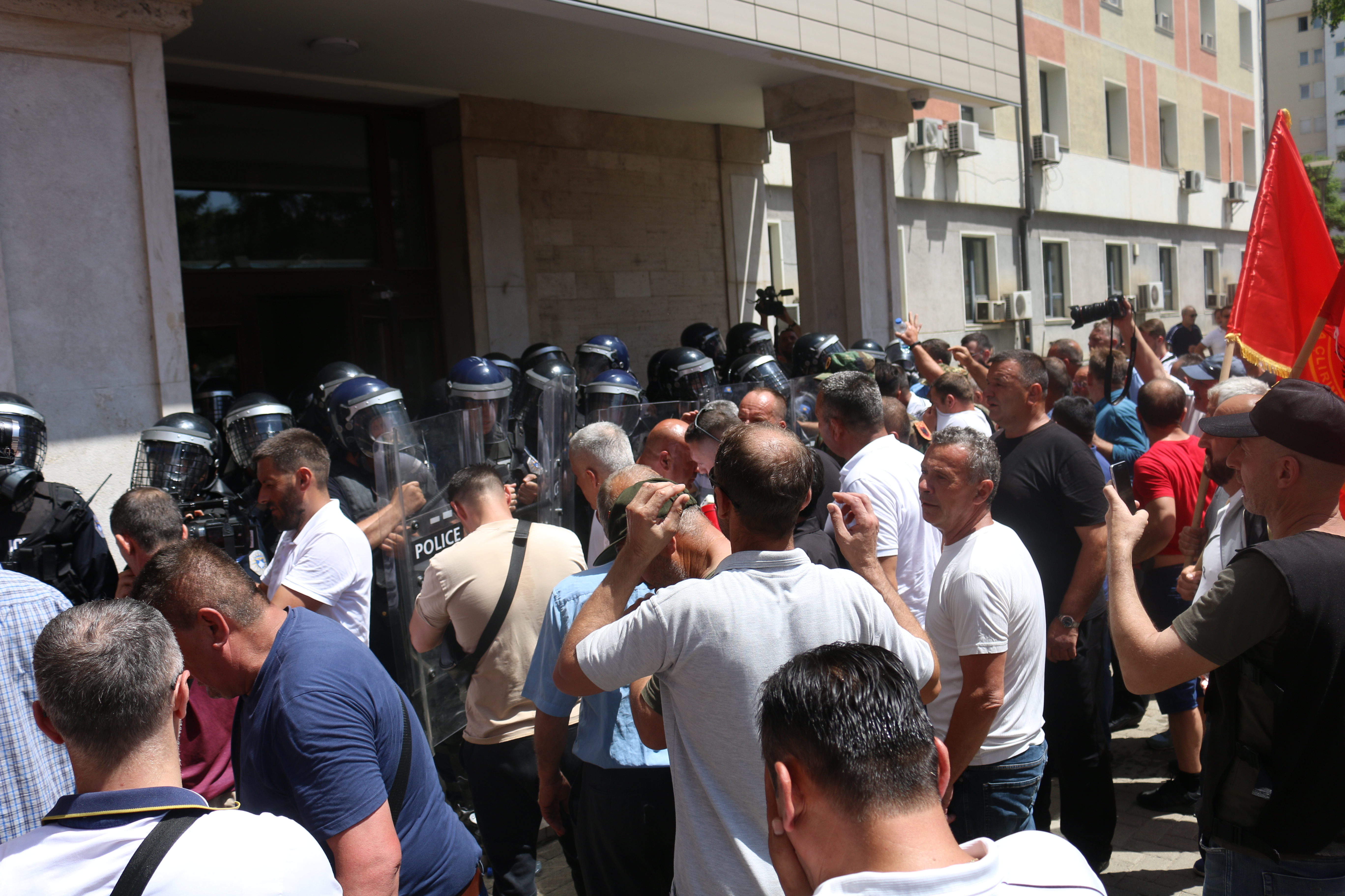 Priština: Veterani OVK-a probili ogradu i ušli u dvorište Skupštine Kosova