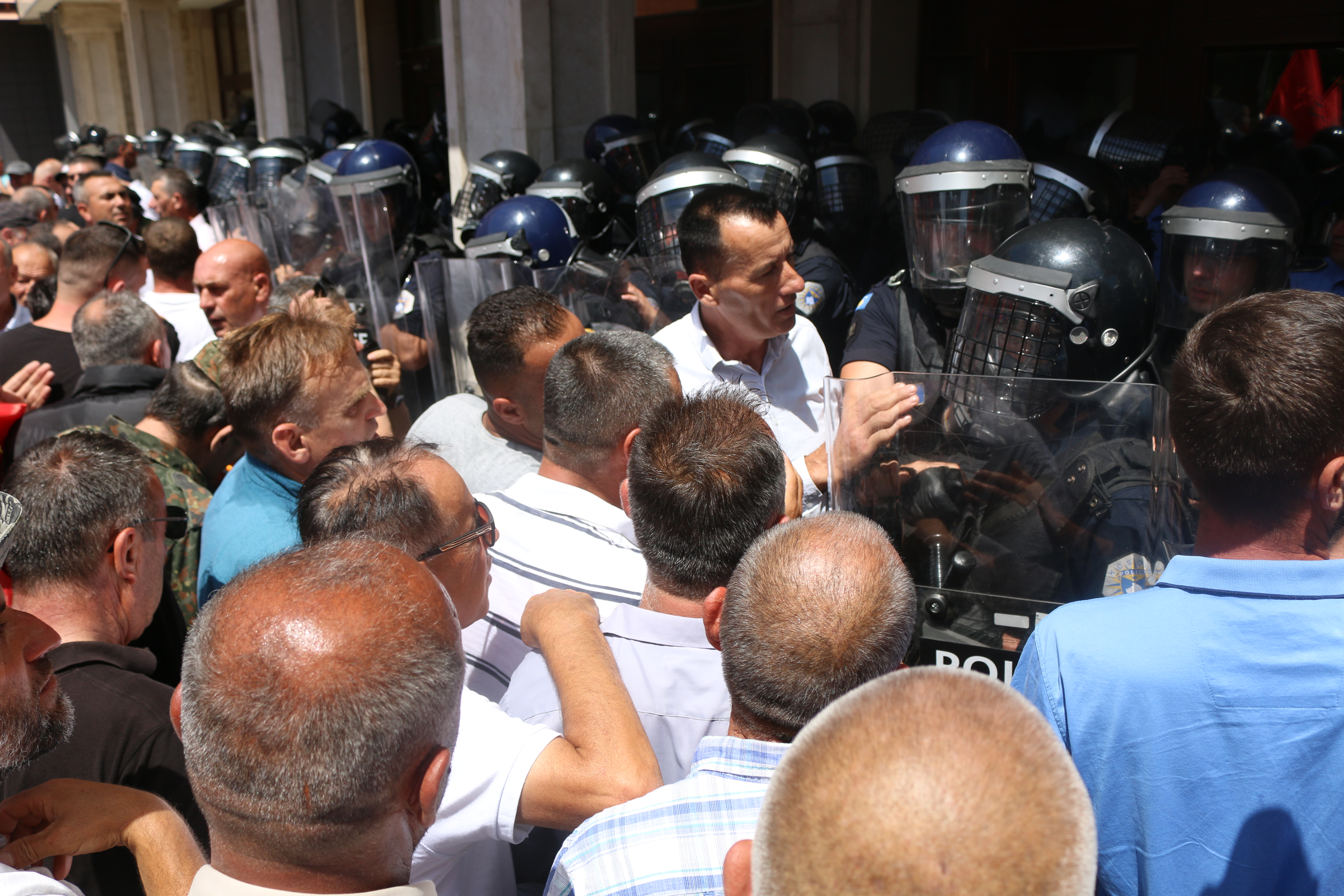 Priština: Veterani OVK-a probili ogradu i ušli u dvorište Skupštine Kosova