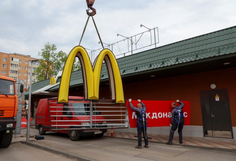 1654857601-2022-06-08T142132Z_165651426_RC2NNU9UA6QZ_RTRMADP_3_UKRAINE-CRISIS-RUSSIA-MCDONALD-S-750x512