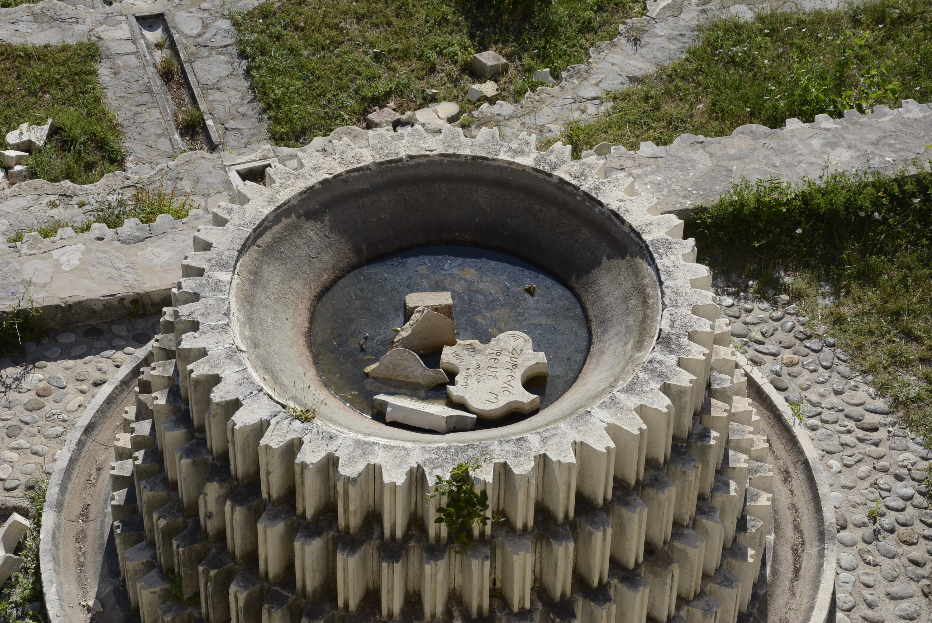BiH: Novi napad na Partizansko groblje u Mostaru, uništene gotovo sve spomen ploče
