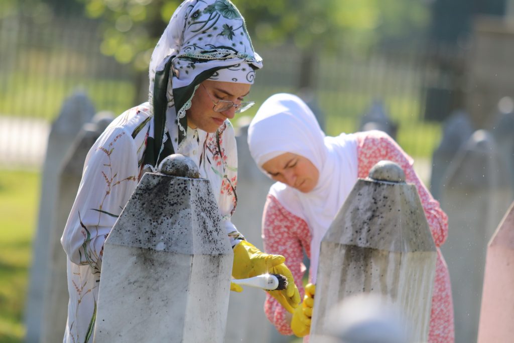 1655553936-AA-20220618-28190822-28190805-MEMORIJALNI_CENTAR_SREBRENICA_POTOCARI_ORGANIZOVANA_AKCIJA_CISCENJA_SEHIDSKIH_NISANA-1024x683.jpg