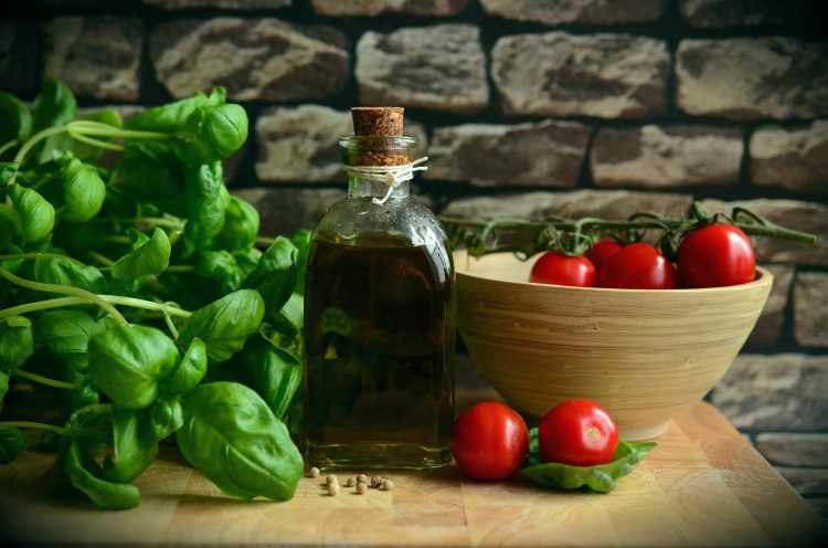 1655986076-olive-oil-1412361_1920-750x496