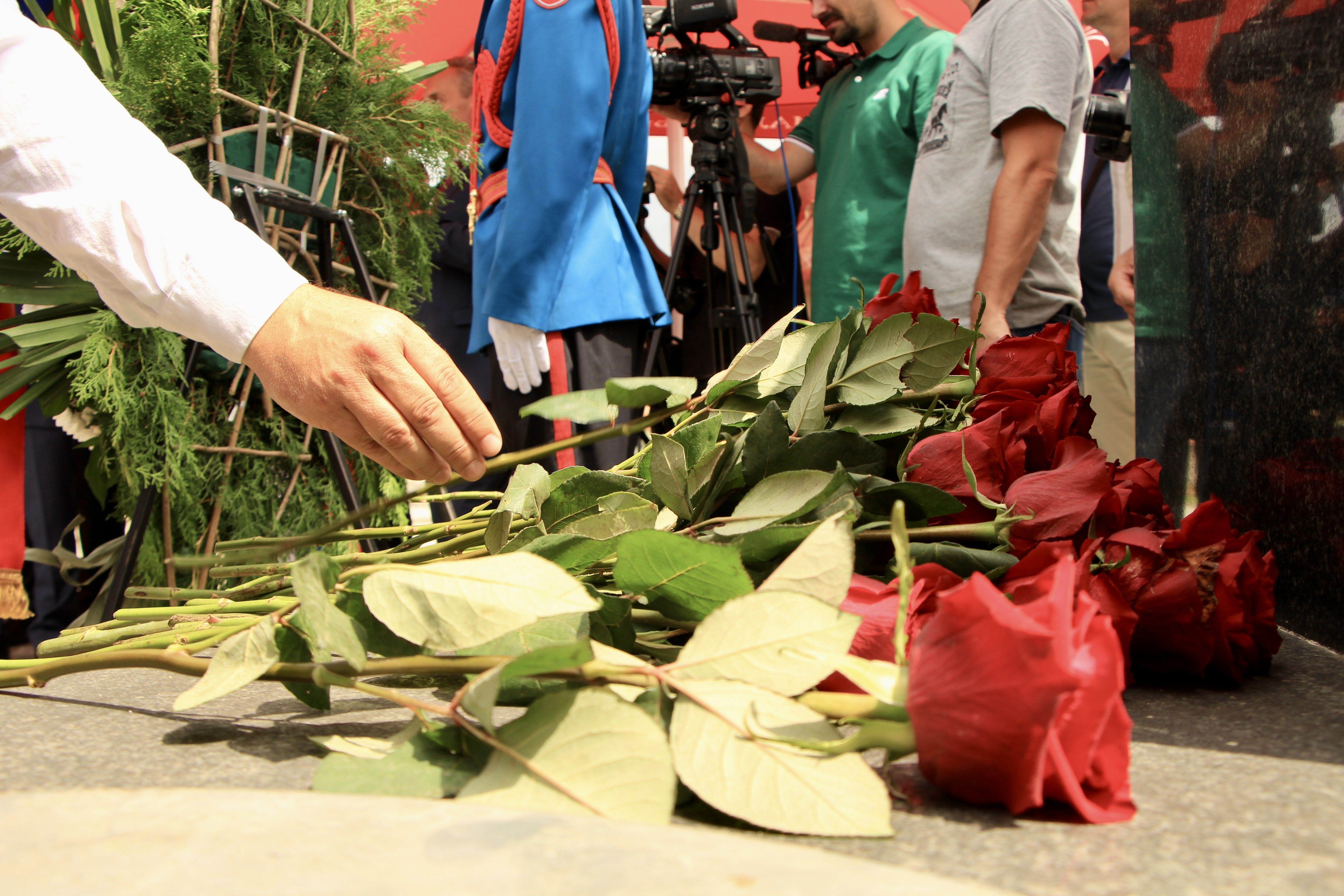 bratunac odavanje pocasti ruze