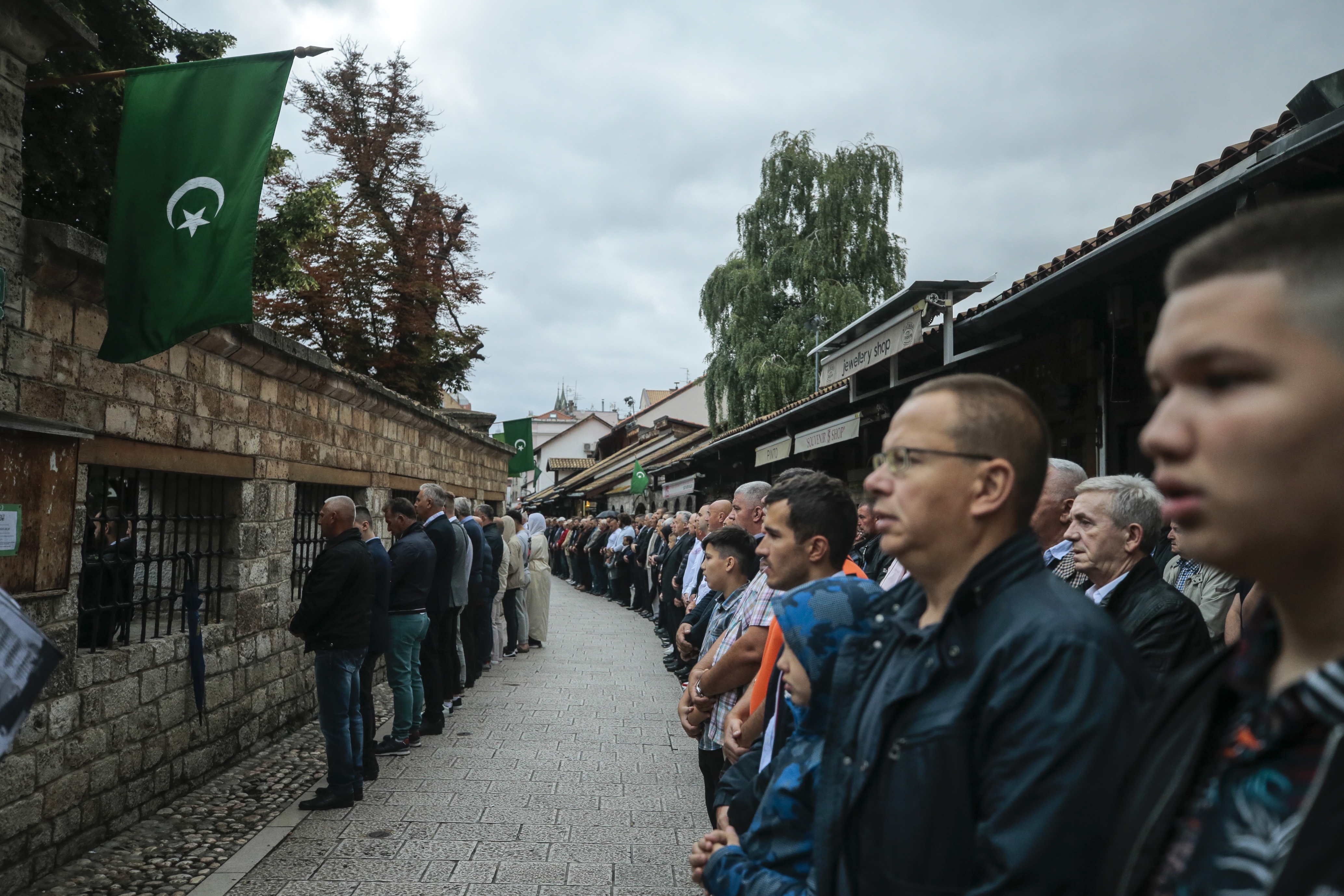 Klanjan bajram-namaz u Gazi Husrev-begovoj džamiji u Sarajevu