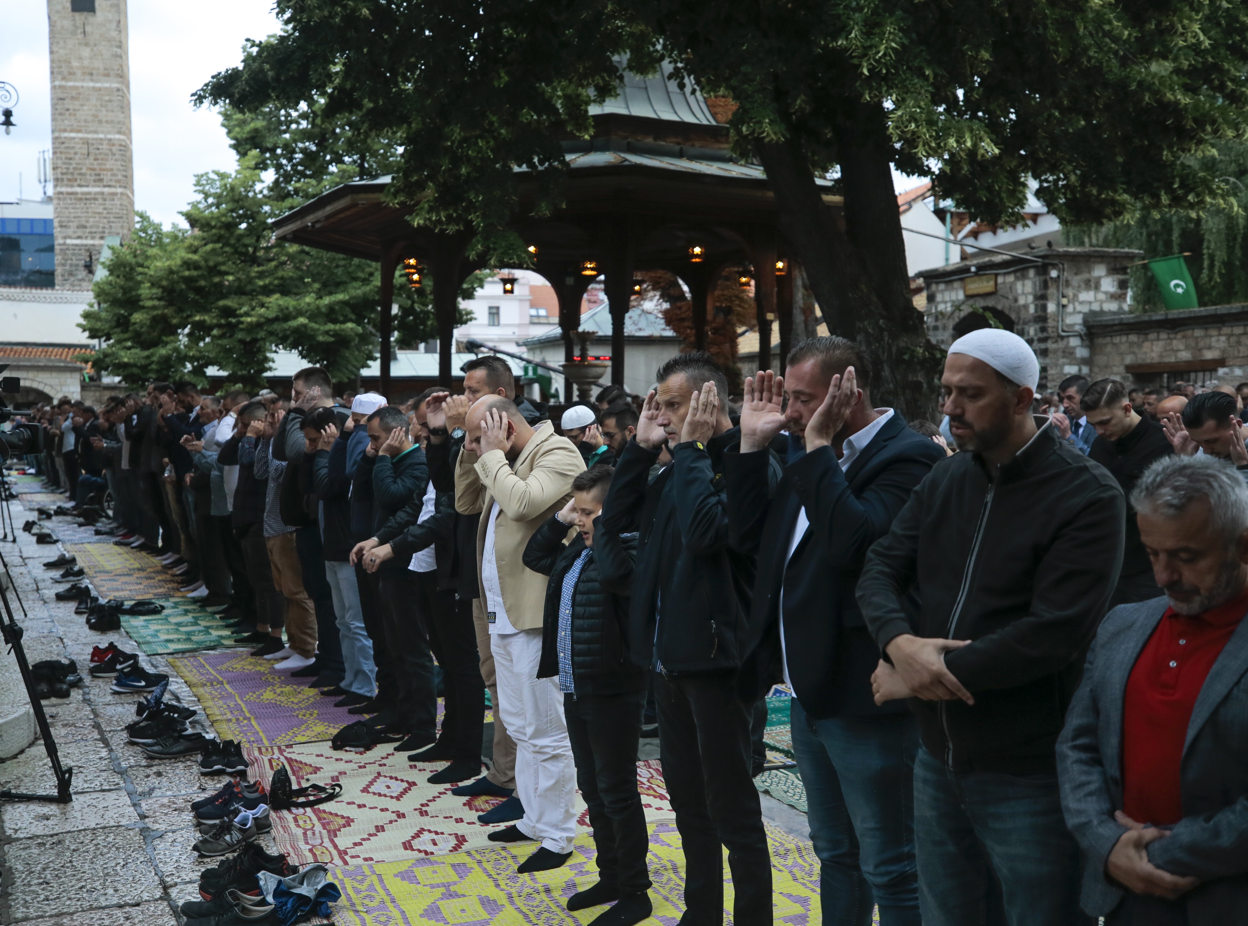 Klanjan bajram-namaz u Gazi Husrev-begovoj džamiji u Sarajevu
