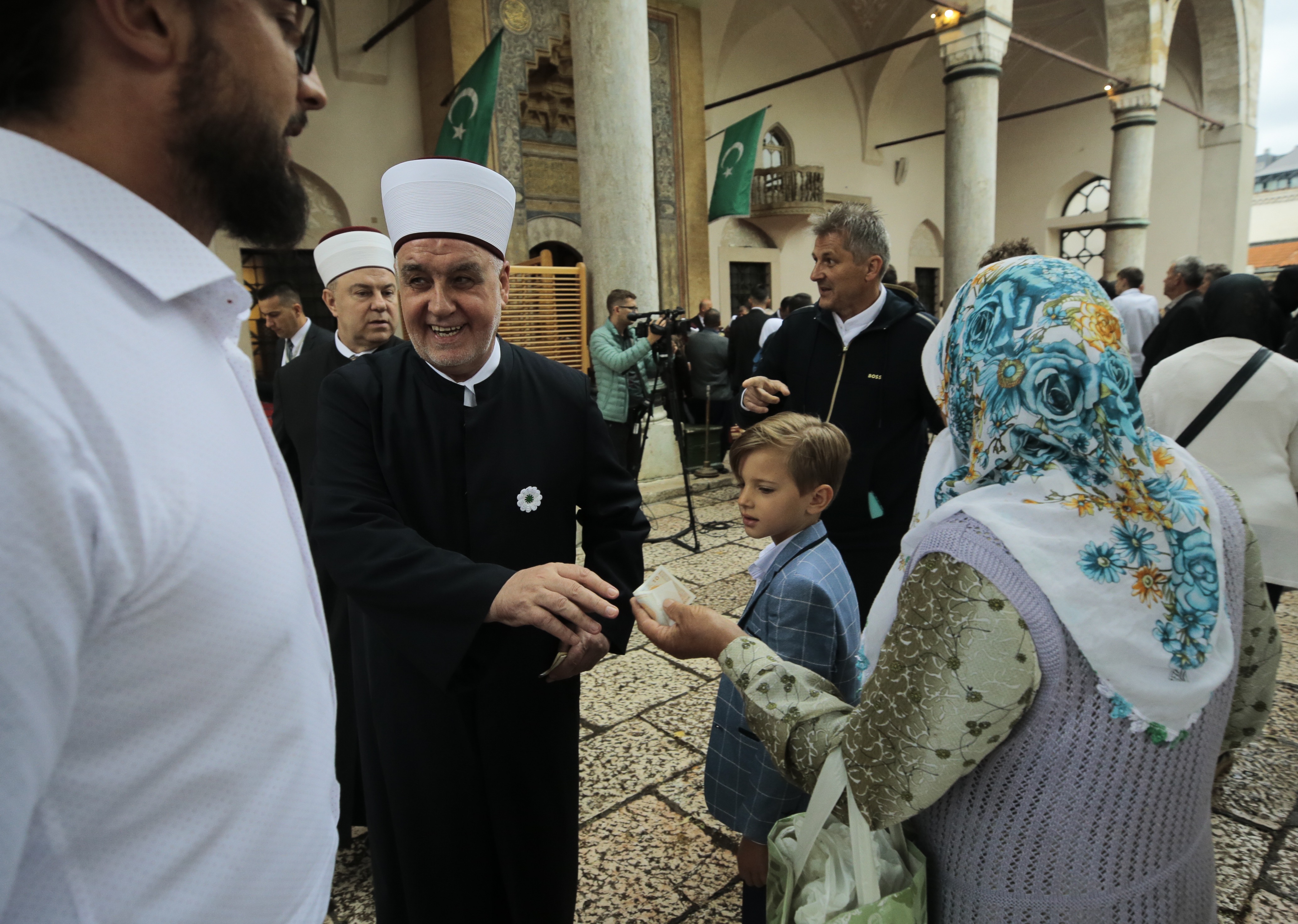 Klanjan bajram-namaz u Gazi Husrev-begovoj džamiji u Sarajevu