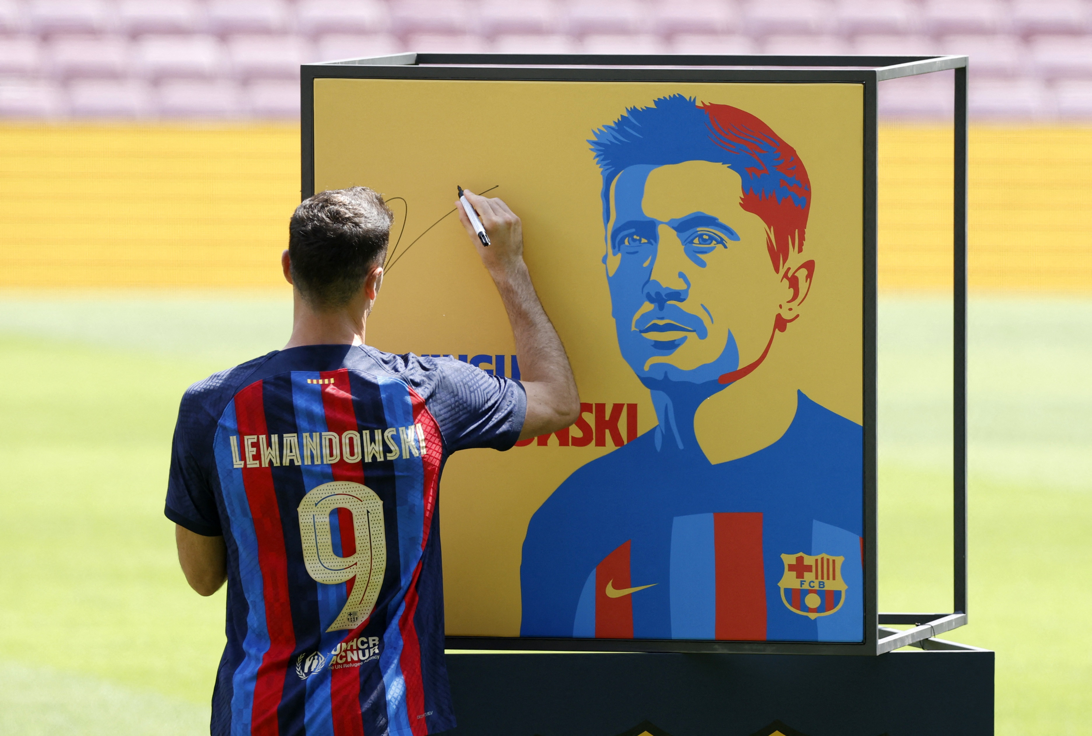 FC Barcelona unveil Robert Lewandowski