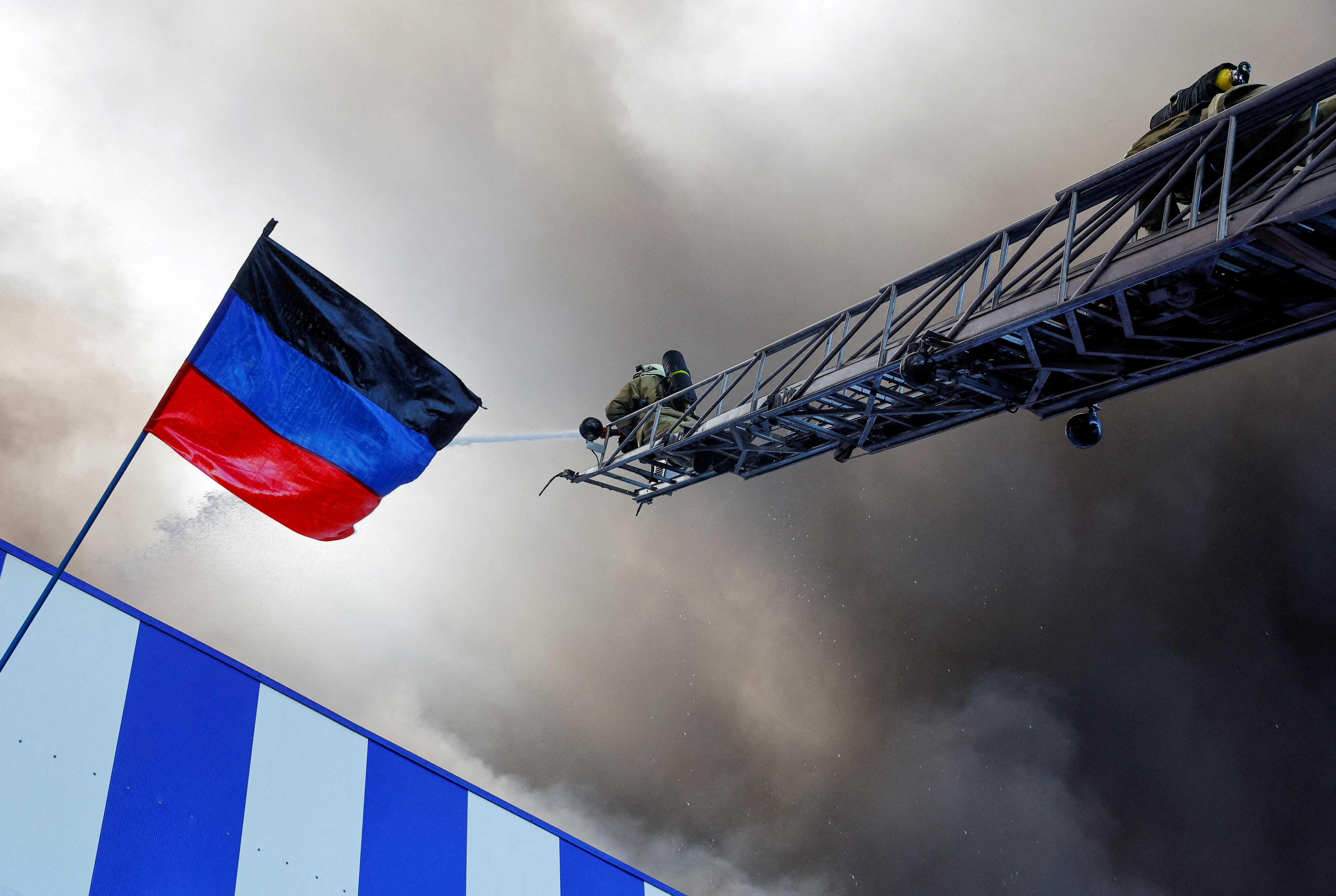 A shopping mall on fire in Donetsk