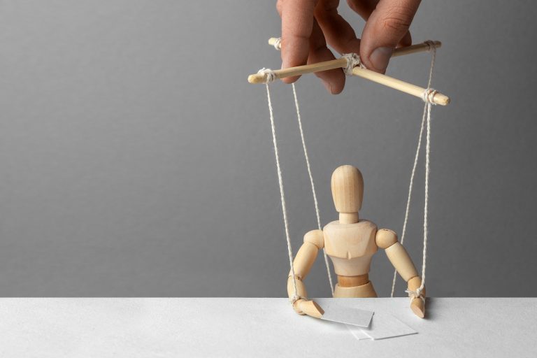 drvena lutka pozoriste manioulacija