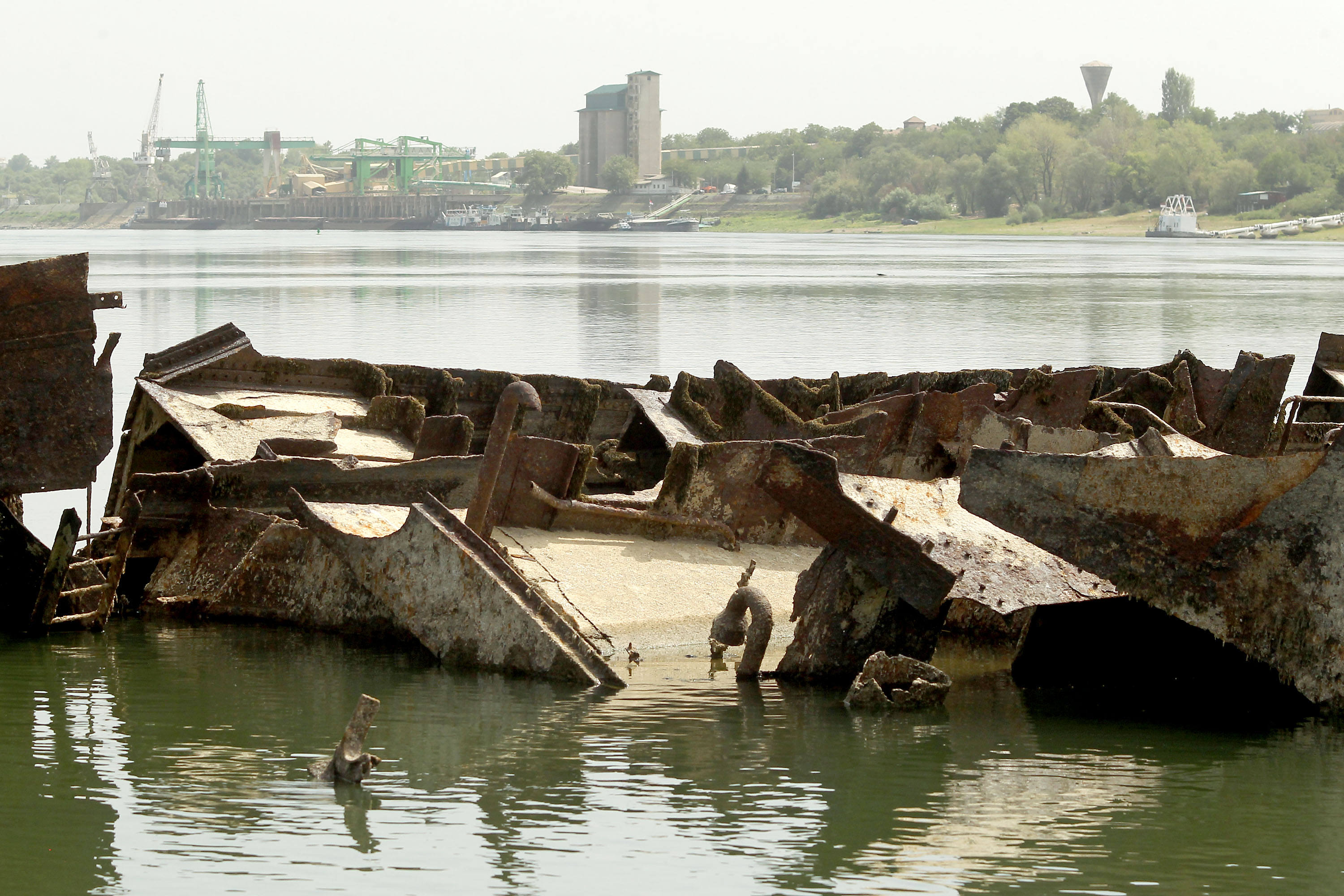 Srbija: Olupine ratnih brodova "isplivale" na površinu Dunava, sledi zahtevan projekat čišćenja