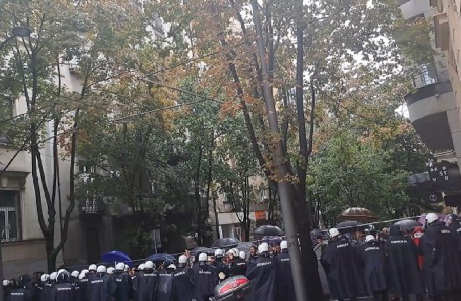 1663427167-litijasi_gurali_policiju_u_resavskoj_bacali_flase_ds-550x360