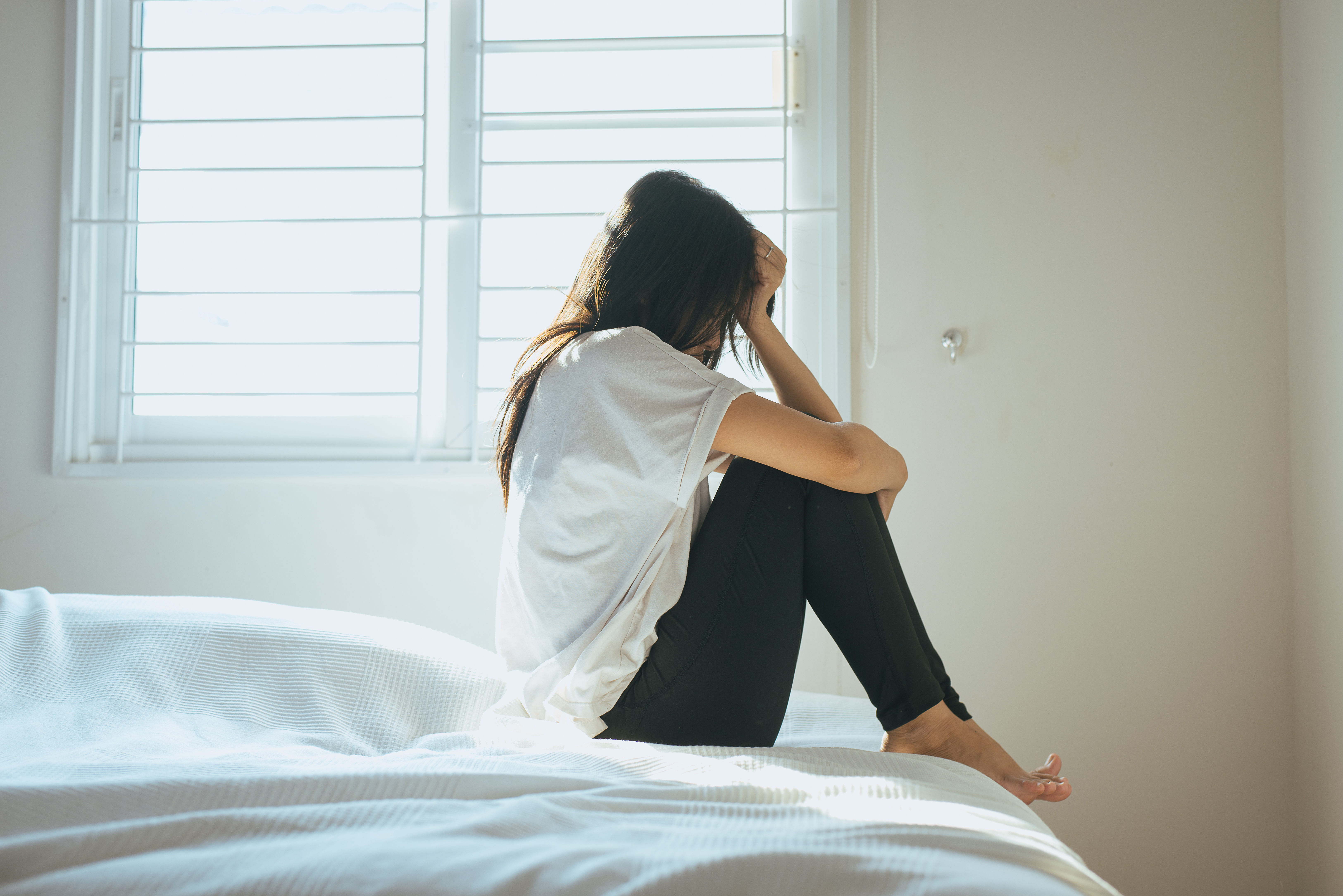 Asian,Female,Be,A,Headache,On,Bed,After,Wake,Up