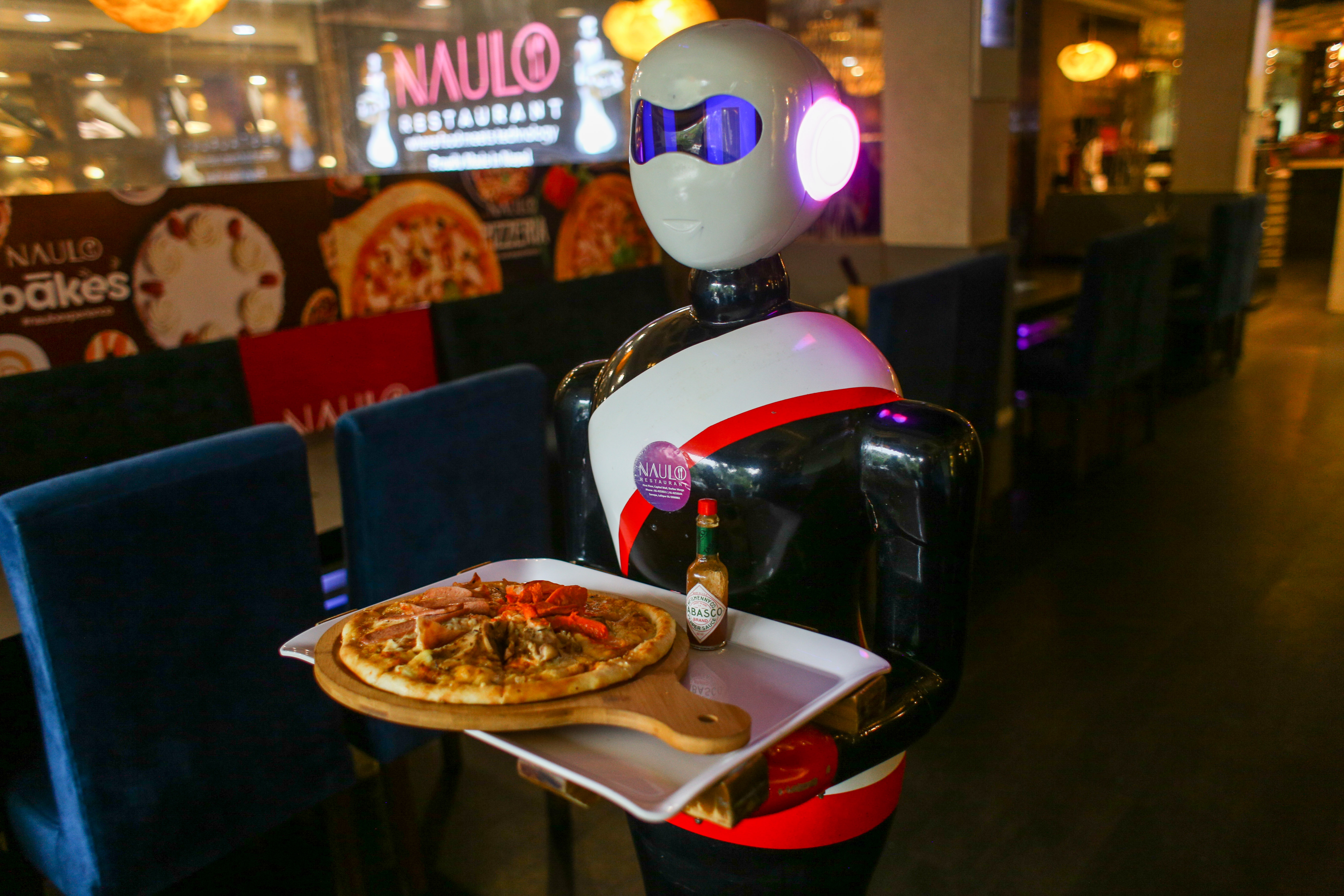 Nepal: Roboti poslužuju goste u restoranu u Katmanduu