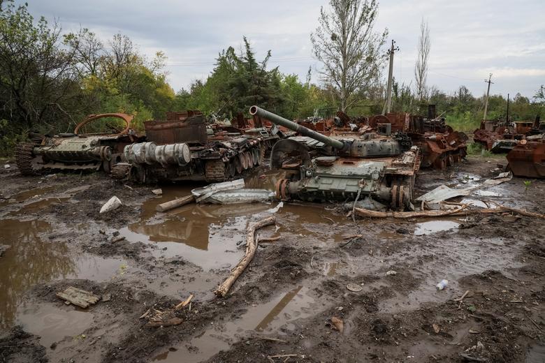 Uništeni ruski tenk i oklopni transporteri u Iziumu, koji su nedavno oslobodile ukrajinske oružane snage, u oblasti Harkov, Ukrajina, 20. septembra. REUTERS/Gleb Garanich