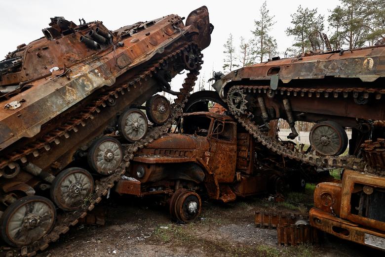 Uništeni ruski tenkovi i oklopna vozila u nedavno oslobođenom gradu Lyman, Donjecka oblast, Ukrajina, 5. oktobra. REUTERS/Zohra Bensemra