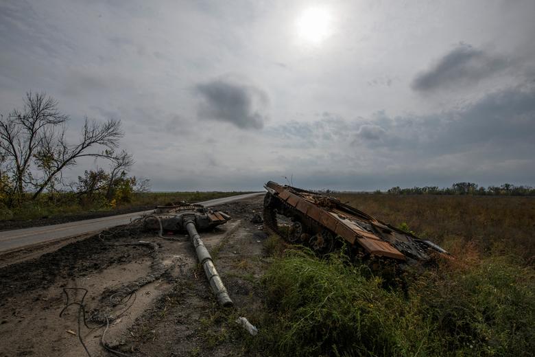 Uništeni ruski tenk na putu u oblasti Harkov, Ukrajina, 2. oktobra. REUTERS/Vladyslav Musiienko