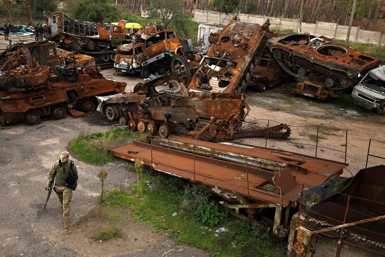 Pogled na uništene ruske tenkove i oklopna vozila u nedavno oslobođenom gradu Lyman, Donješka oblast, Ukrajina, 5. oktobar. REUTERS/Zohra Bensemra
