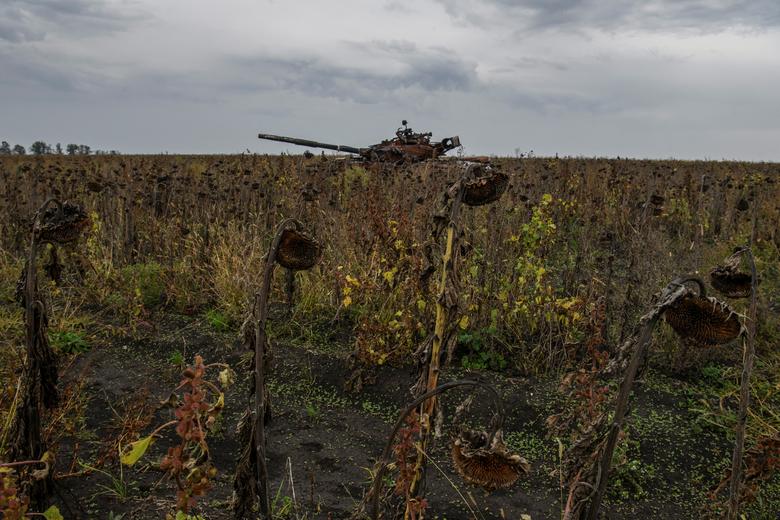 Uništeni ruski tenk u polju u oblasti Harkov, Ukrajina, 2. oktobra. REUTERS/Vladyslav Musiienko