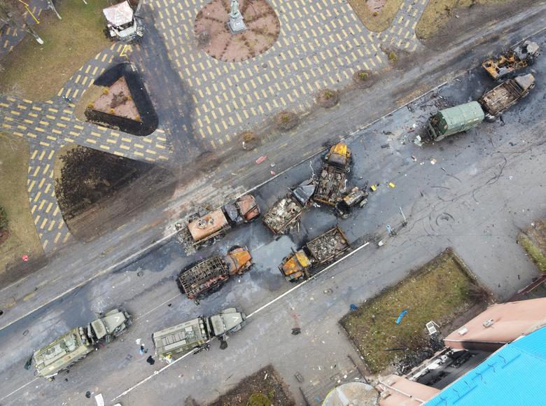 Uništena ruska vojna vozila na ulici u naselju Borodjanka, u Kijevskoj oblasti, 3. marta. REUTERS/Maksim Levin